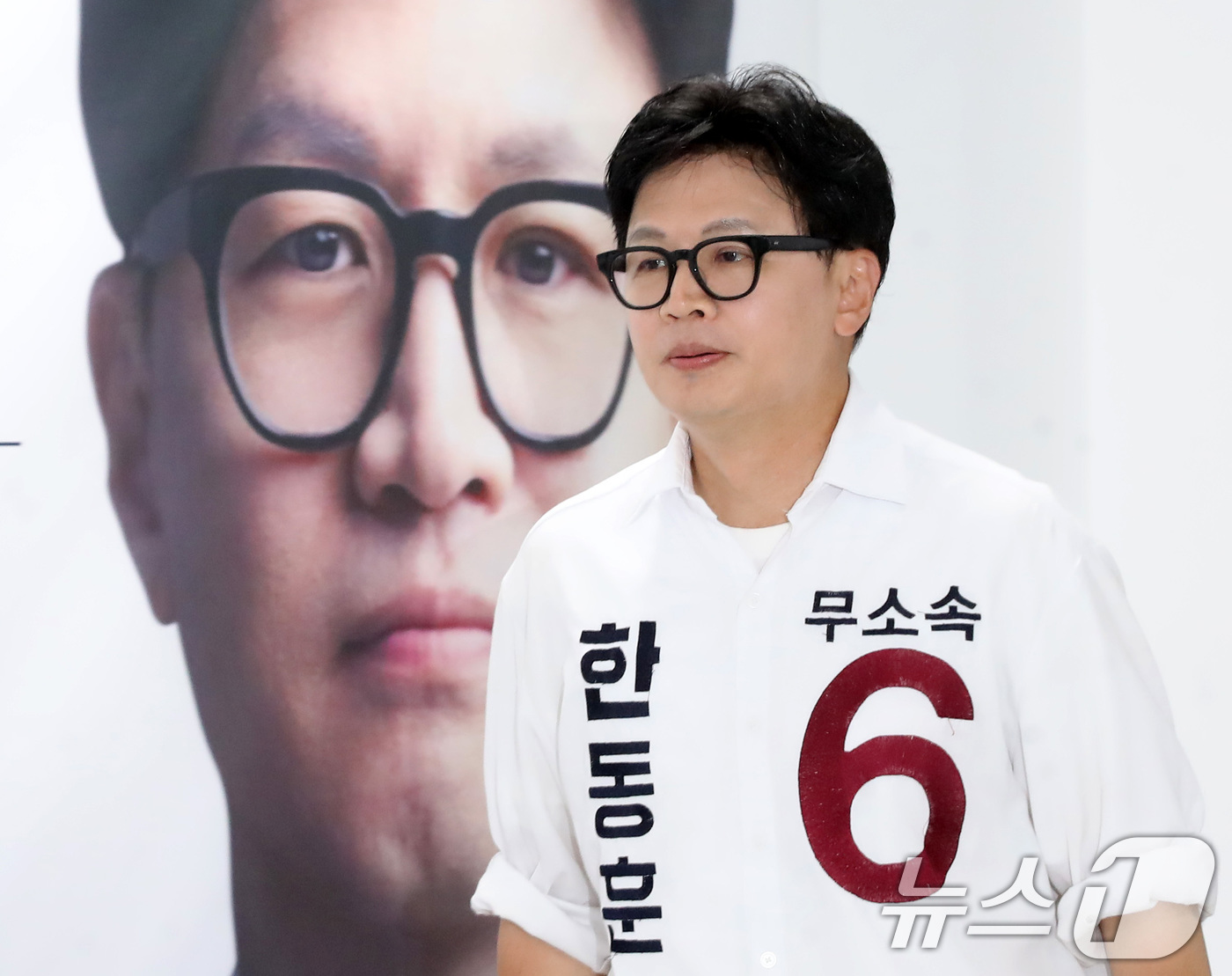 (부산=뉴스1) 윤일지 기자 = 한동훈 무소속 부산 북구갑 국회의원 후보가 1일 부산 북구 자신의 선거사무소에서 열린 기자회견에 참석하고 있다. 2026.6.1/뉴스1