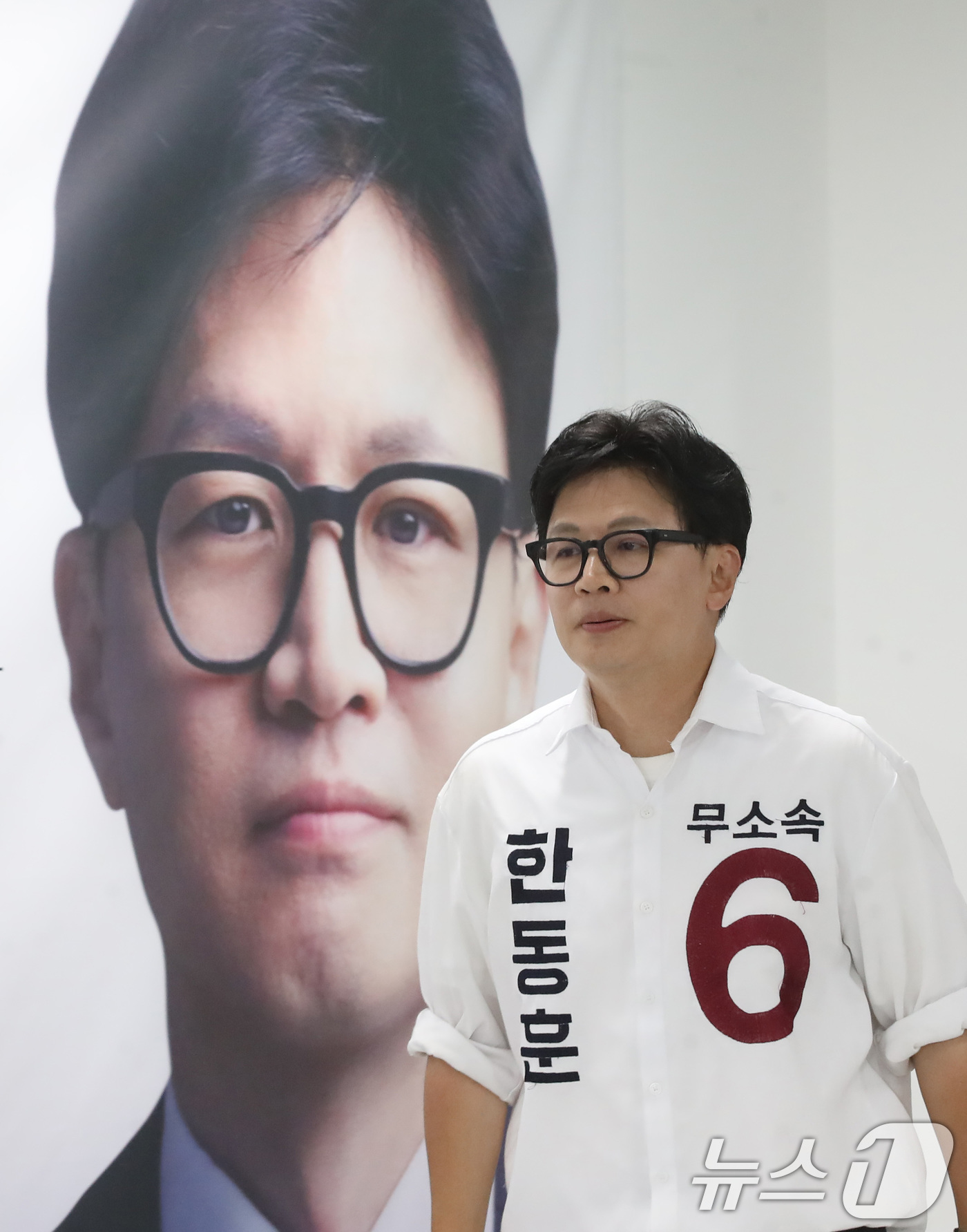 (부산=뉴스1) 윤일지 기자 = 한동훈 무소속 부산 북구갑 국회의원 후보가 1일 부산 북구 자신의 선거사무소에서 열린 기자회견에 참석하고 있다. 2026.6.1/뉴스1