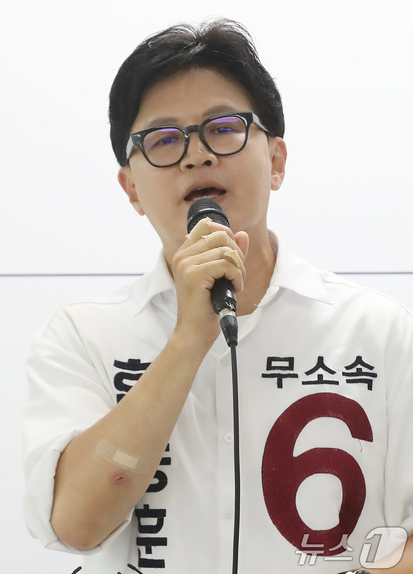 (부산=뉴스1) 윤일지 기자 = 한동훈 무소속 부산 북구갑 국회의원 후보가 1일 부산 북구 자신의 선거사무소에서 기자회견을 열고 지지를 호소하고 있다. 2026.6.1/뉴스1