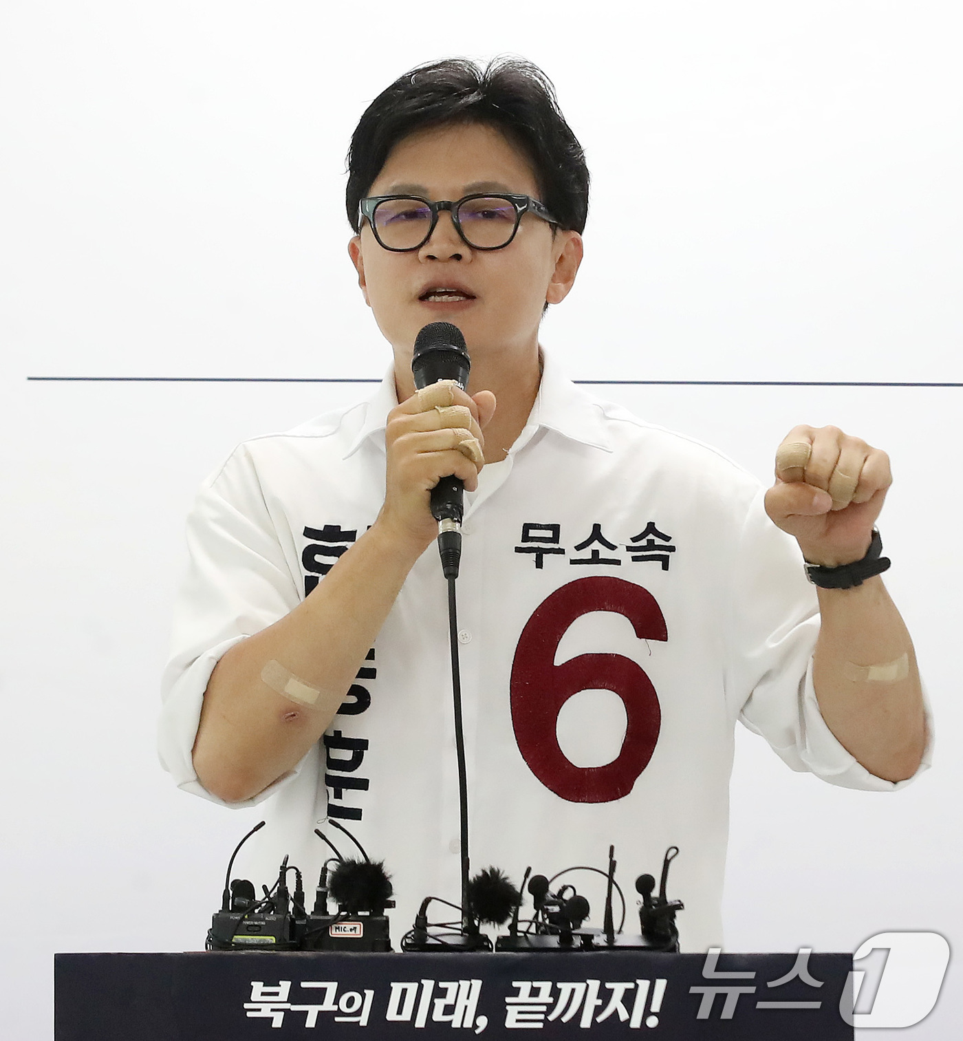 (부산=뉴스1) 윤일지 기자 = 한동훈 무소속 부산 북구갑 국회의원 후보가 1일 부산 북구 자신의 선거사무소에서 기자회견을 열고 지지를 호소하고 있다. 2026.6.1/뉴스1