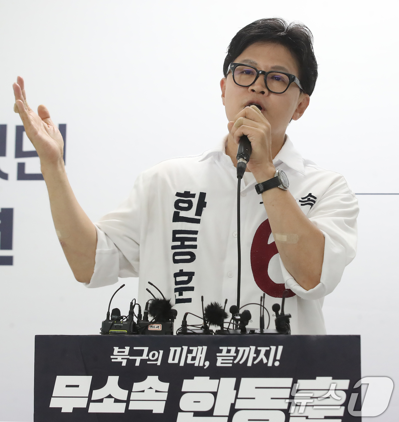 (부산=뉴스1) 윤일지 기자 = 한동훈 무소속 부산 북구갑 국회의원 후보가 1일 부산 북구 자신의 선거사무소에서 기자회견을 열고 지지를 호소하고 있다. 2026.6.1/뉴스1