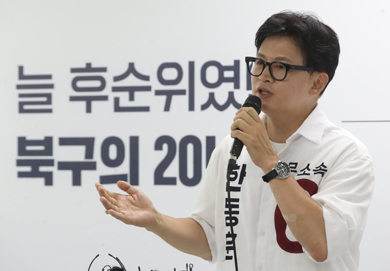 민주 국힘 "한동훈 집단 위장전입 의혹" 협공→ 韓 "4·5월 북갑 인구 감소 뭐냐"