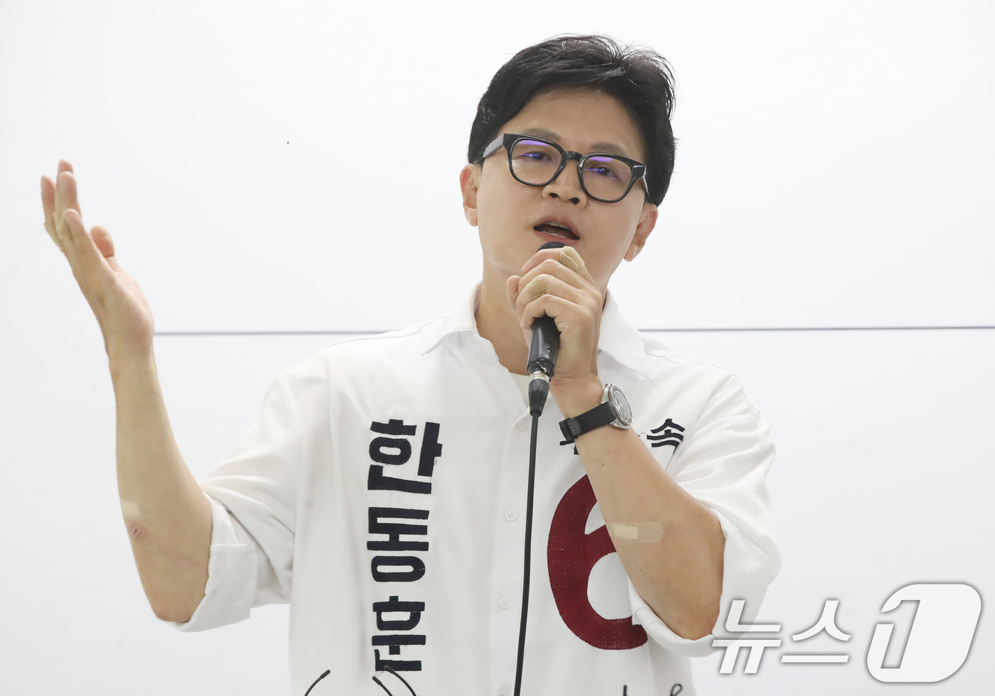 (부산=뉴스1) 윤일지 기자 = 한동훈 무소속 부산 북구갑 국회의원 후보가 1일 부산 북구 자신의 선거사무소에서 기자회견을 열고 지지를 호소하고 있다. 2026.6.1/뉴스1
