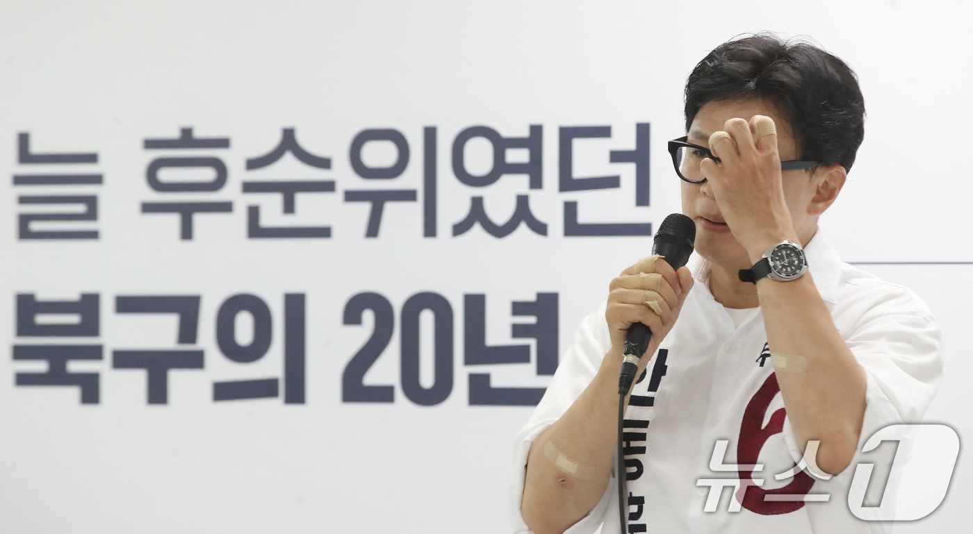 (부산=뉴스1) 윤일지 기자 = 한동훈 무소속 부산 북구갑 국회의원 후보가 1일 부산 북구 자신의 선거사무소에서 기자회견을 열고 지지를 호소하고 있다. 2026.6.1/뉴스1