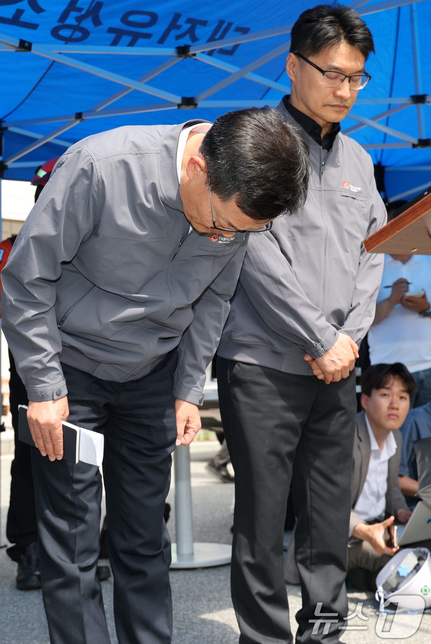 (대전=뉴스1) 김기태 기자 = 손재일 한화에어로스페이스 대표이사가 1일 대전 유성구 외삼동 한화에어로스페이스 대전사업장 화재로 7명의 사상자 발생한 사고 관련 사과를 하고 있다. …