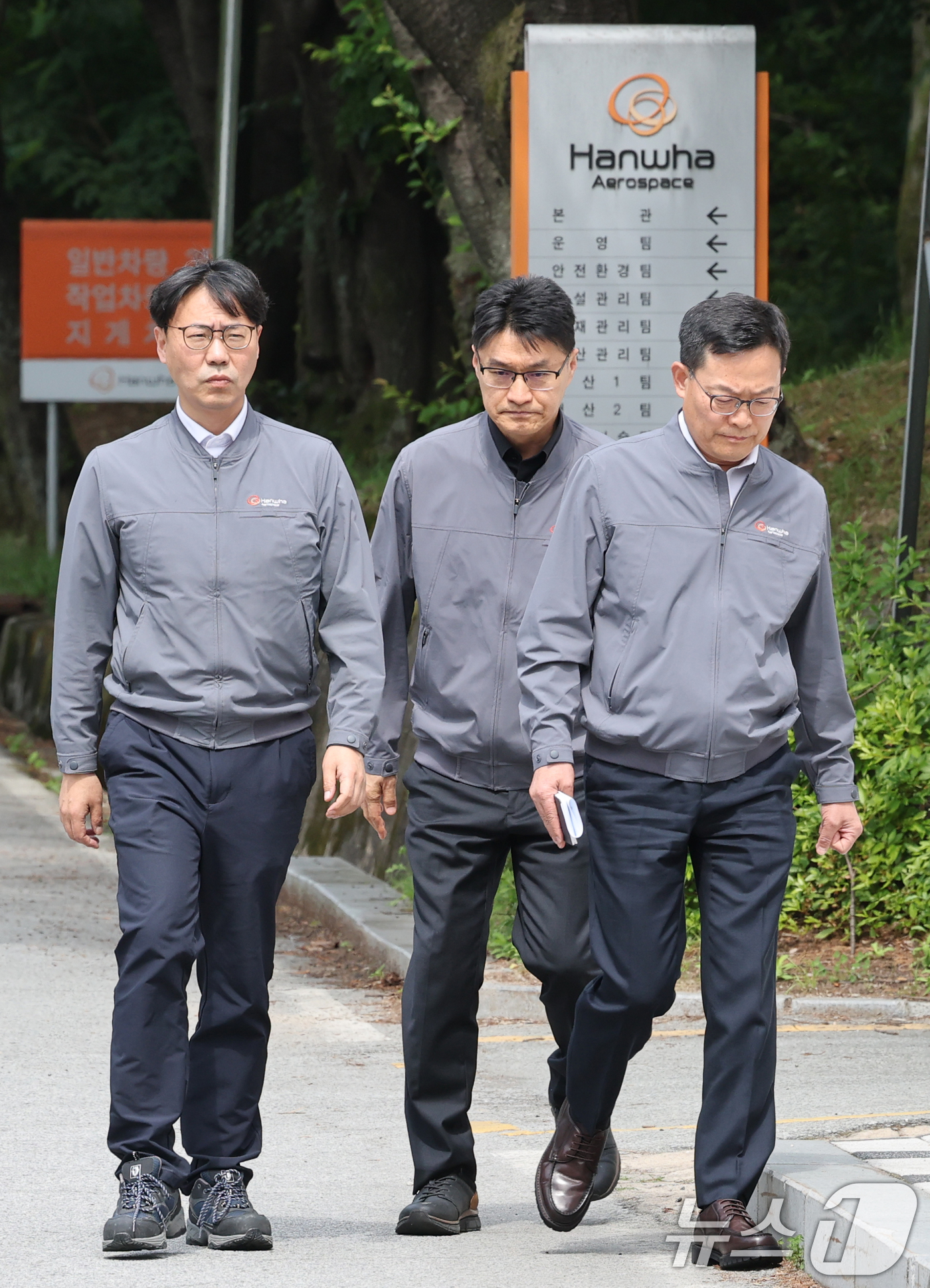 (대전=뉴스1) 김기태 기자 = 손재일 한화에어로스페이스 대표이사(오른쪽)가 1일 대전 유성구 외삼동 한화에어로스페이스 대전사업장 앞에서 화재로 7명의 사상자 발생에 대해 브리핑을 …