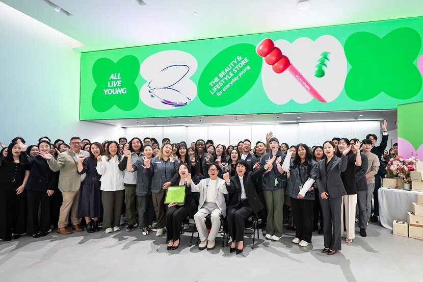 본문 이미지 - 미국의 첫번째 올리브영 매장인 패서디나점을 찾은 이재현 회장이 임직원들과 기념 촬영을 하는 모습.(CJ 뉴스룸 갈무리) 