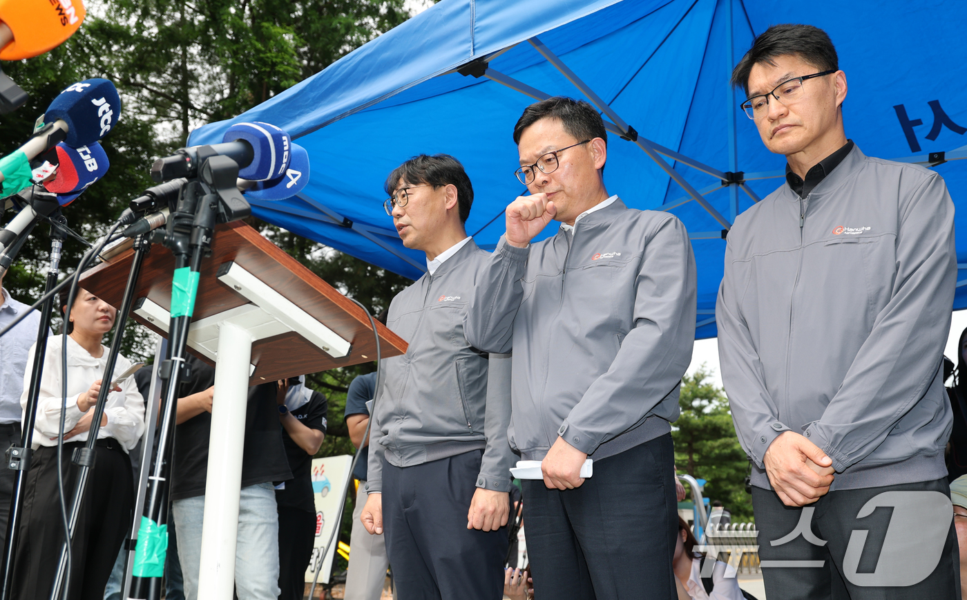 (대전=뉴스1) 김기태 기자 = 손재일 한화에어로스페이스 대표이사(가운데)가 1일 대전 유성구 외삼동 한화에어로스페이스 대전사업장 앞에서 화재로 7명의 사상자 발생한 사고와 관련 …