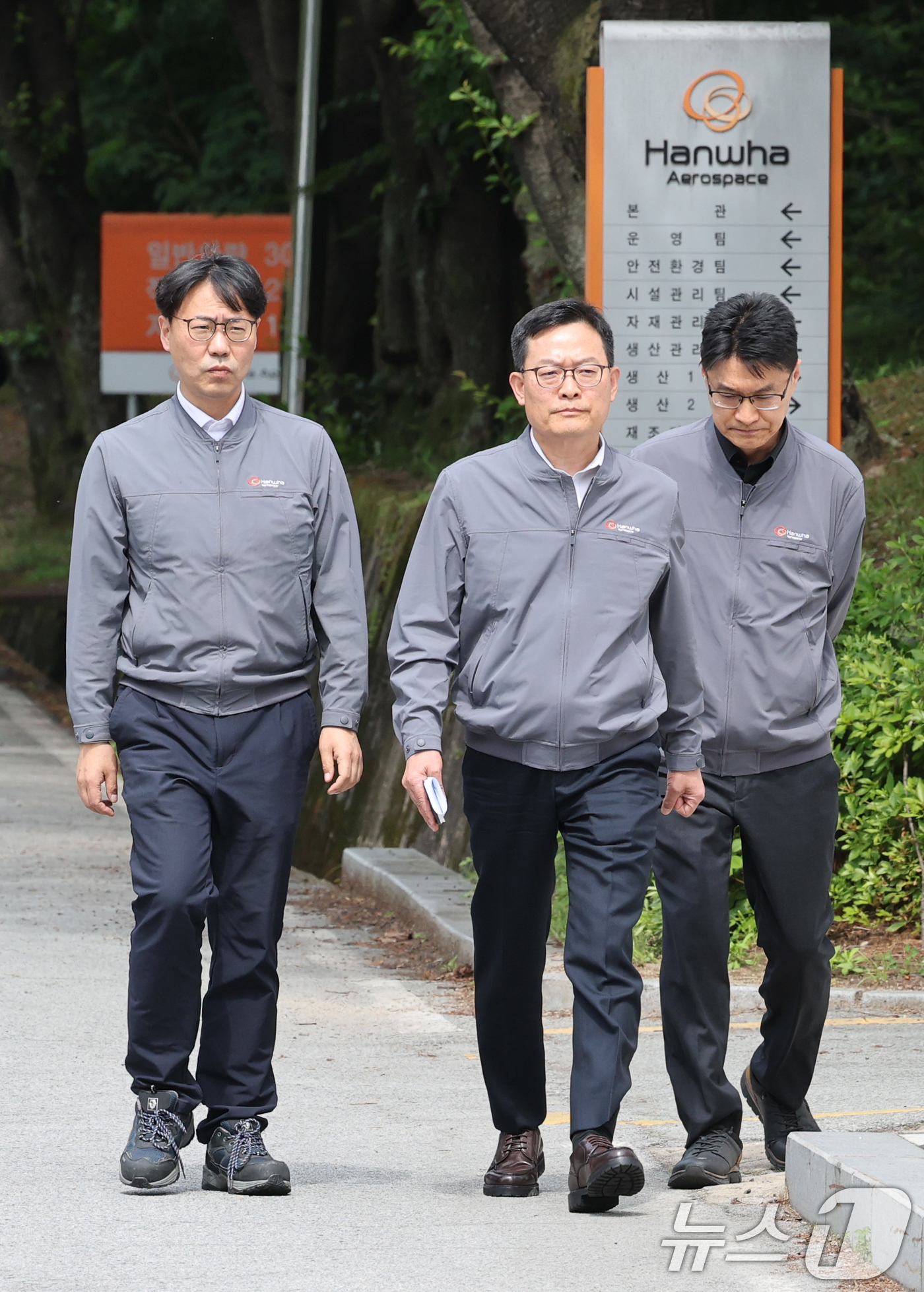 (대전=뉴스1) 김기태 기자 = 손재일 한화에어로스페이스 대표이사(가운데)가 1일 대전 유성구 외삼동 한화에어로스페이스 대전사업장 앞에서  화재로 7명의 사상자 발생한 사고와 관련 …
