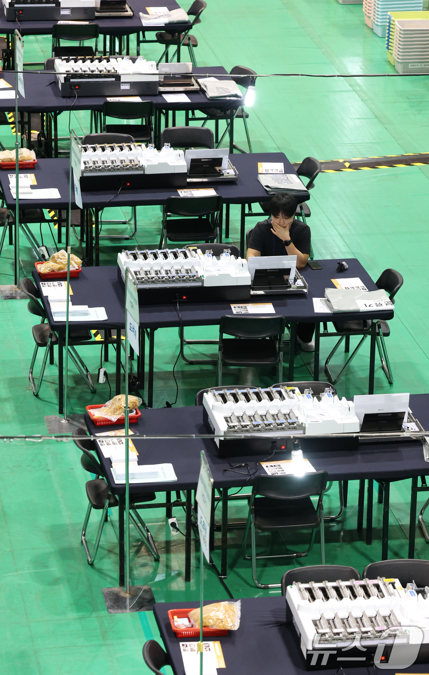 (수원=뉴스1) 김영운 기자 = 6·3 지방선거를 이틀 앞둔 1일 경기 수원시 영통구 아주대학교 체육관에 마련된 개표소에서 수원시영통구선관위 직원들이 개표소 설비를 점검하고 있다. …