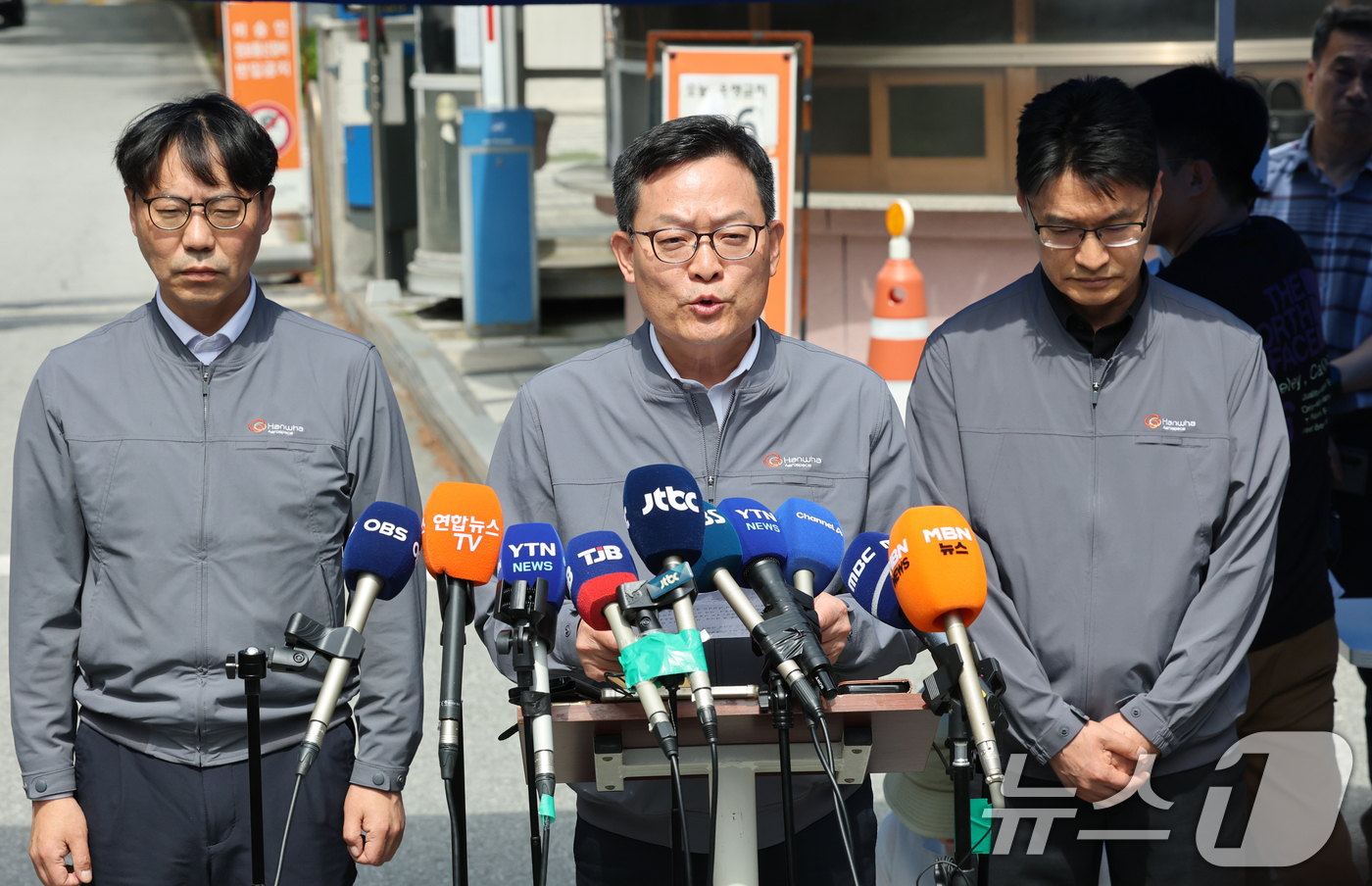(대전=뉴스1) 김기태 기자 = 손재일 한화에어로스페이스 대표이사(가운데)가 1일 대전 유성구 외삼동 한화에어로스페이스 대전사업장 앞에서 화재로 7명의 사상자 발생 사건 관련 브리 …