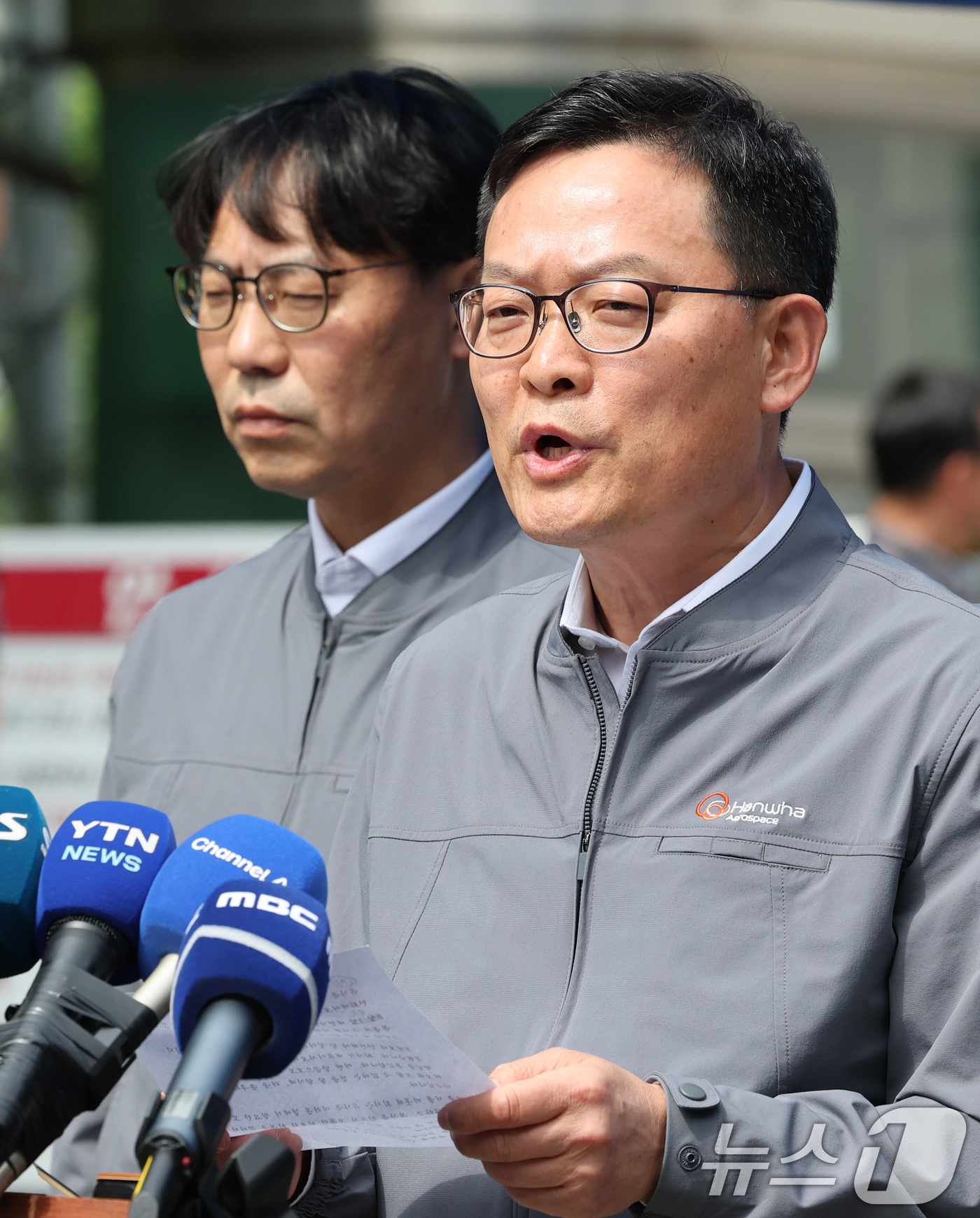 (대전=뉴스1) 김기태 기자 = 손재일 한화에어로스페이스 대표이사(가운데)가 1일 대전 유성구 외삼동 한화에어로스페이스 대전사업장 앞에서 화재로 7명의 사상자 발생 사고 관련 브리 …