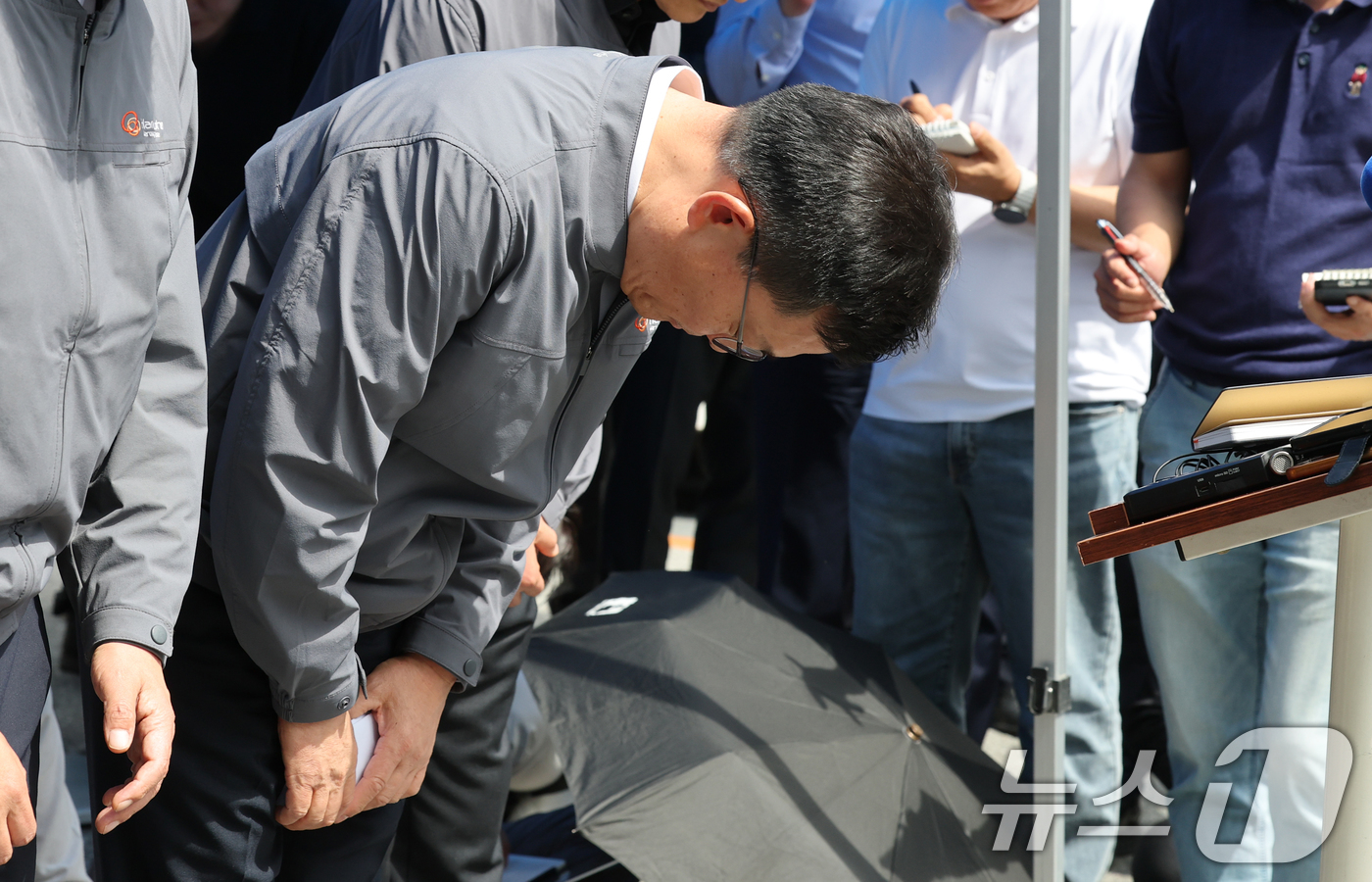 (대전=뉴스1) 김기태 기자 = 손재일 한화에어로스페이스 대표이사가 1일 대전 유성구 외삼동 한화에어로스페이스 대전사업장 화재로 7명의 사상자가 발생한 사고 관련 사과를 하고 있다 …
