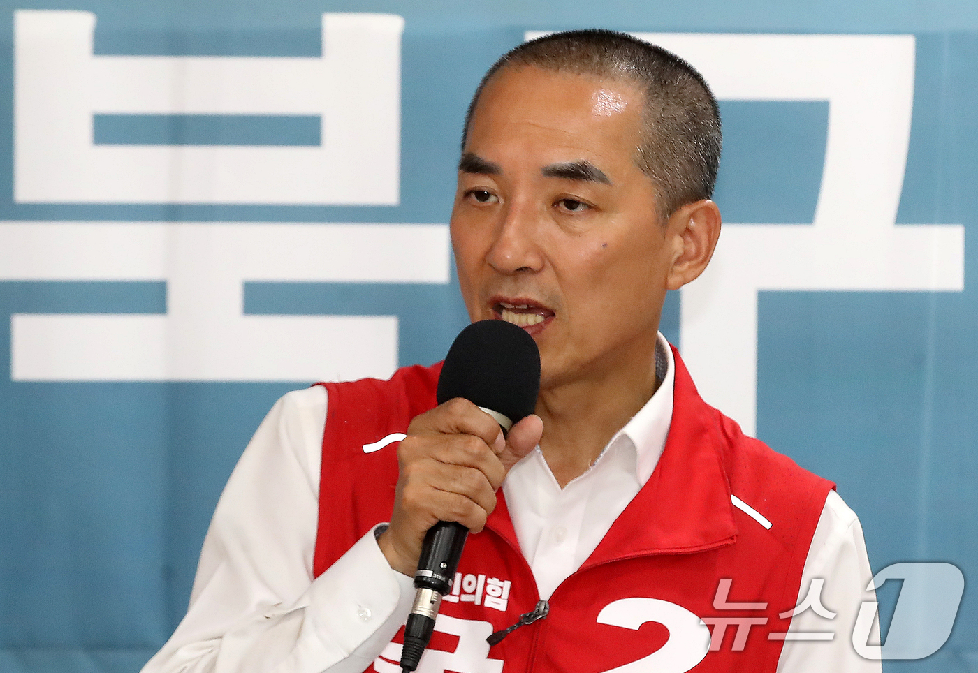 (부산=뉴스1) 윤일지 기자 = 박민식 국민의힘 부산 북구갑 국회의원 후보가 1일 부산 북구 자신의 선거사무소에서 기자회견을 열고 지지를 호소하고 있다. 2026.6.1/뉴스1