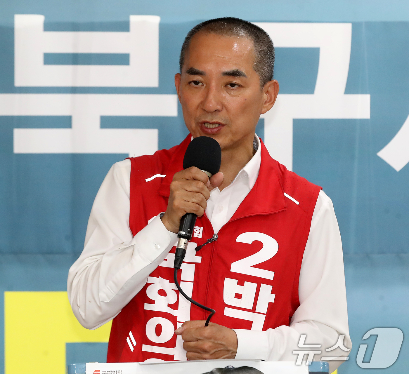 (부산=뉴스1) 윤일지 기자 = 박민식 국민의힘 부산 북구갑 국회의원 후보가 1일 부산 북구 자신의 선거사무소에서 기자회견을 열고 지지를 호소하고 있다. 2026.6.1/뉴스1