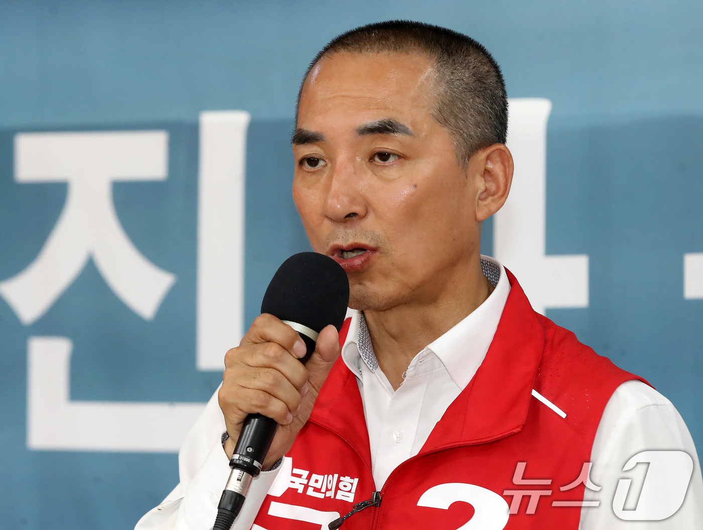 (부산=뉴스1) 윤일지 기자 = 박민식 국민의힘 부산 북구갑 국회의원 후보가 1일 부산 북구 자신의 선거사무소에서 기자회견을 열고 지지를 호소하고 있다. 2026.6.1/뉴스1