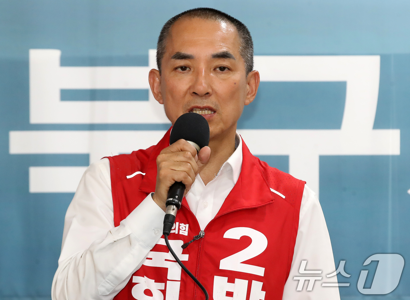 (부산=뉴스1) 윤일지 기자 = 박민식 국민의힘 부산 북구갑 국회의원 후보가 1일 부산 북구 자신의 선거사무소에서 기자회견을 열고 지지를 호소하고 있다. 2026.6.1/뉴스1