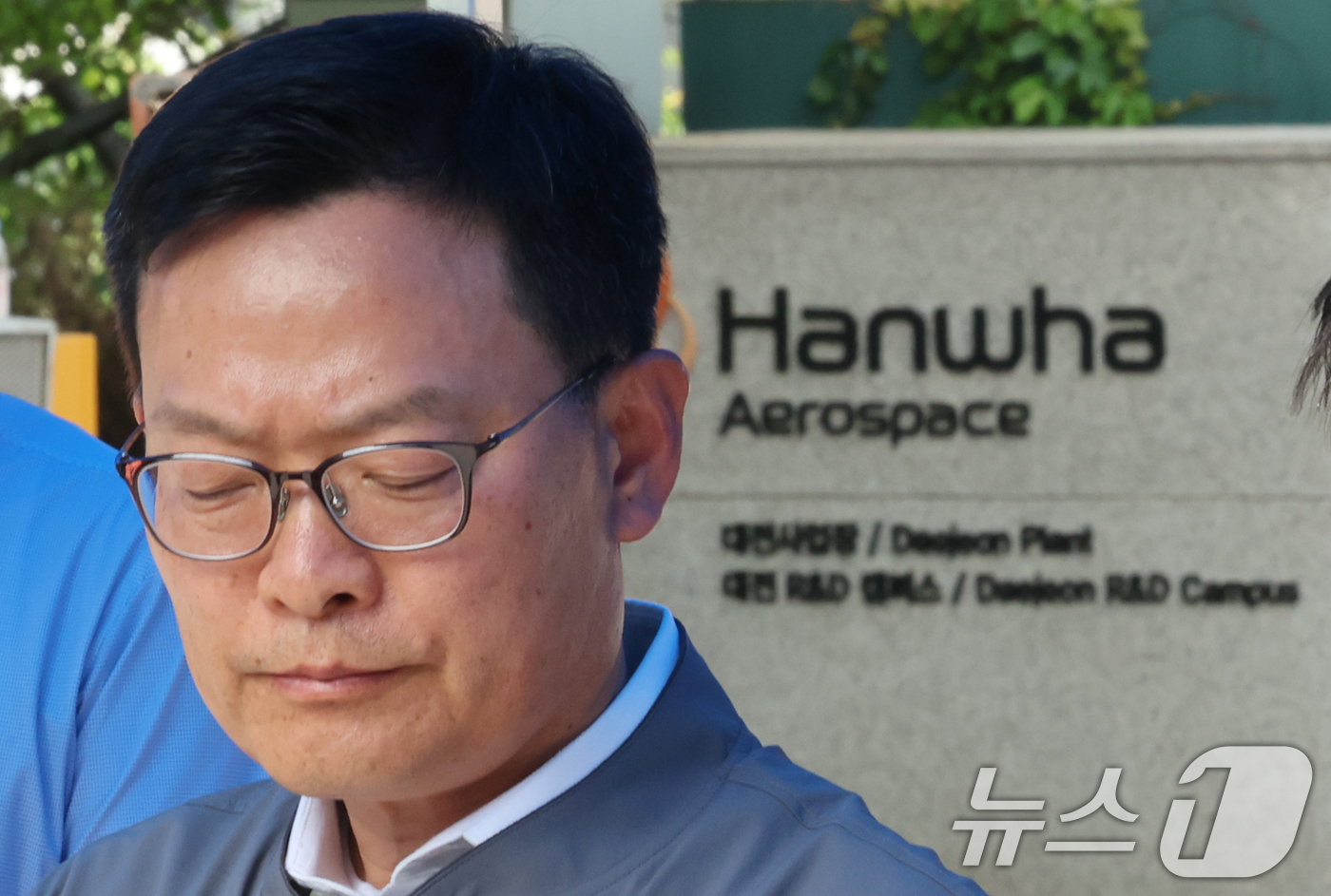 (대전=뉴스1) 김기태 기자 = 손재일 한화에어로스페이스 대표이사가 1일 대전 유성구 외삼동 한화에어로스페이스 대전사업장 앞에서 화재로 7명의 사상자 발생한 사고 관련 브리핑에서 …