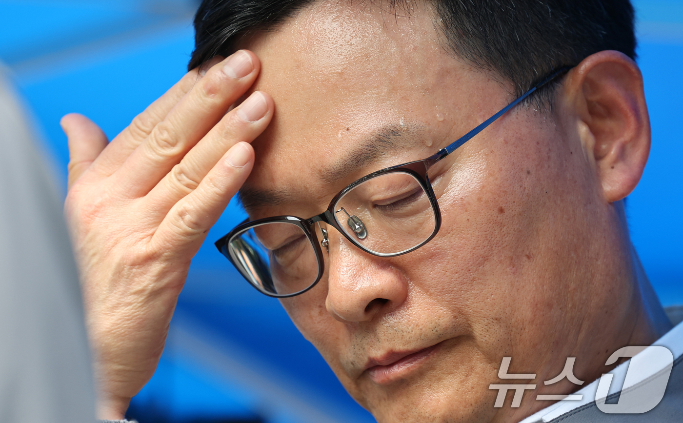(대전=뉴스1) 김기태 기자 = 손재일 한화에어로스페이스 대표이사가 1일 대전 유성구 외삼동 한화에어로스페이스 대전사업장 앞에서 화재로 7명의 사상자 발생한 사고 관련 브리핑에서 …