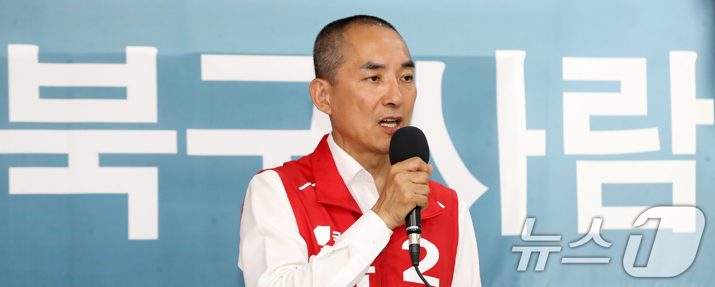 (부산=뉴스1) 윤일지 기자 = 박민식 국민의힘 부산 북구갑 국회의원 후보가 1일 부산 북구 자신의 선거사무소에서 기자회견을 열고 지지를 호소하고 있다. 2026.6.1/뉴스1