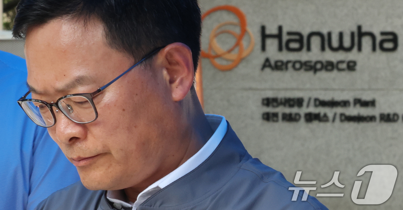 (대전=뉴스1) 김기태 기자 = 손재일 한화에어로스페이스 대표이사가 1일 대전 유성구 외삼동 한화에어로스페이스 대전사업장 앞에서 화재로 7명의 사상자 발생한 사고 관련 브리핑에서 …