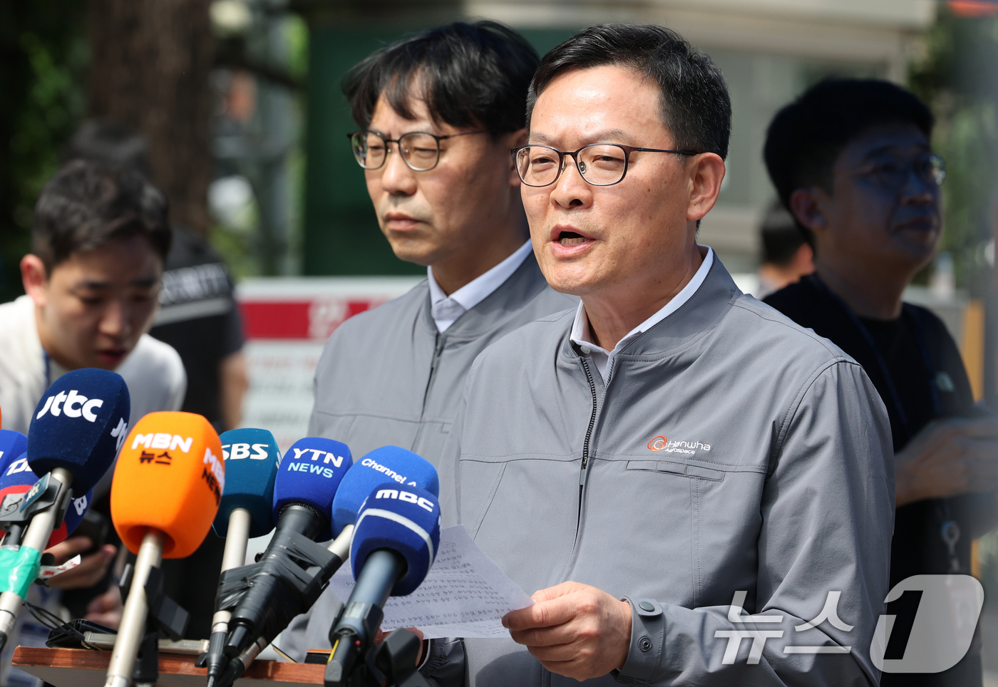 (대전=뉴스1) 김기태 기자 = 손재일 한화에어로스페이스 대표이사가 1일 대전 유성구 외삼동 한화에어로스페이스 대전사업장 앞에서 화재로 7명의 사상자 발생한 사고 관련 브리핑을 하 …