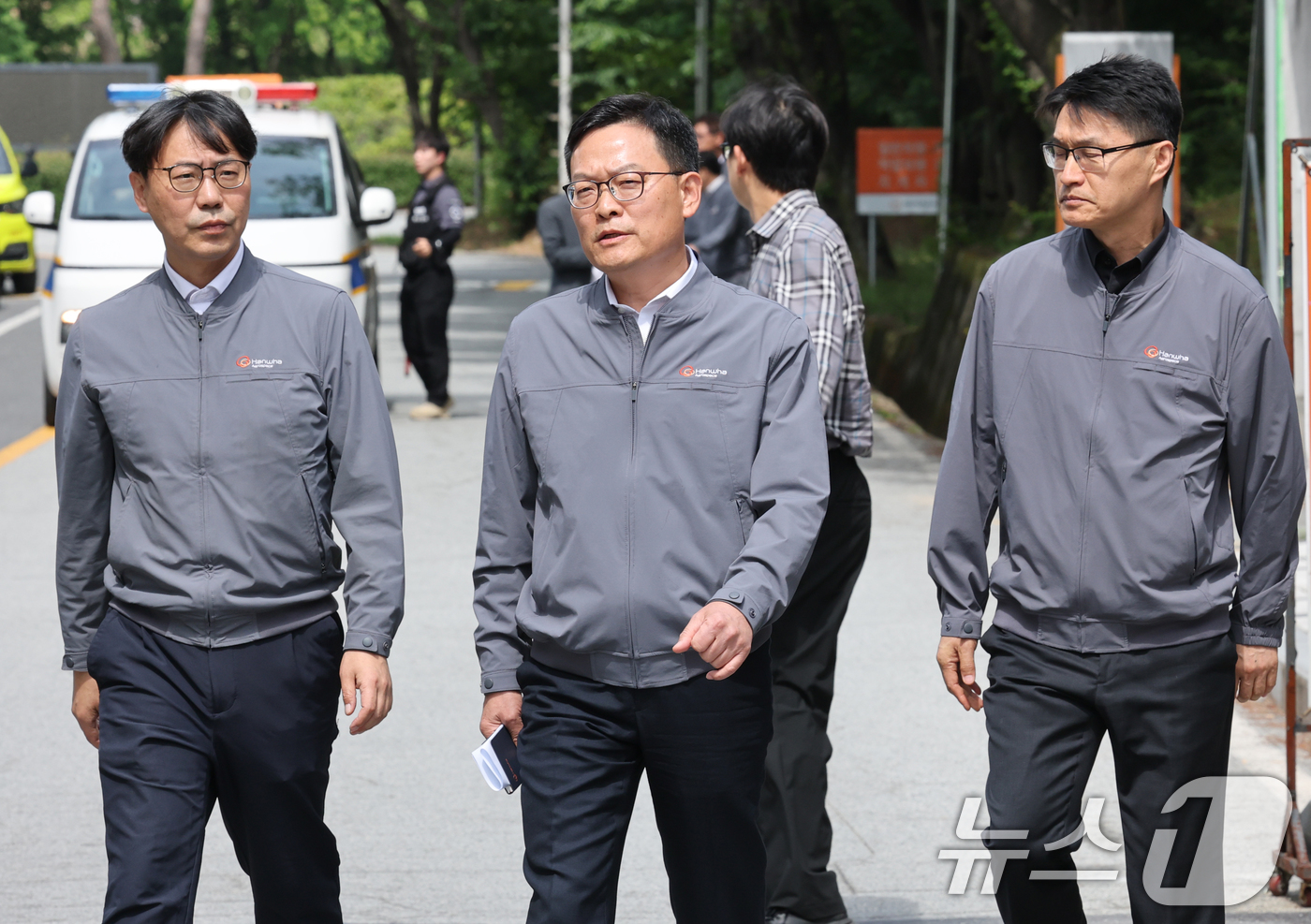 (대전=뉴스1) 김기태 기자 = 손재일 한화에어로스페이스 대표이사(가운데)가 1일 대전 유성구 외삼동 한화에어로스페이스 대전사업장 앞에서 화재로 7명의 사상자 발생한 사고와 관련 …