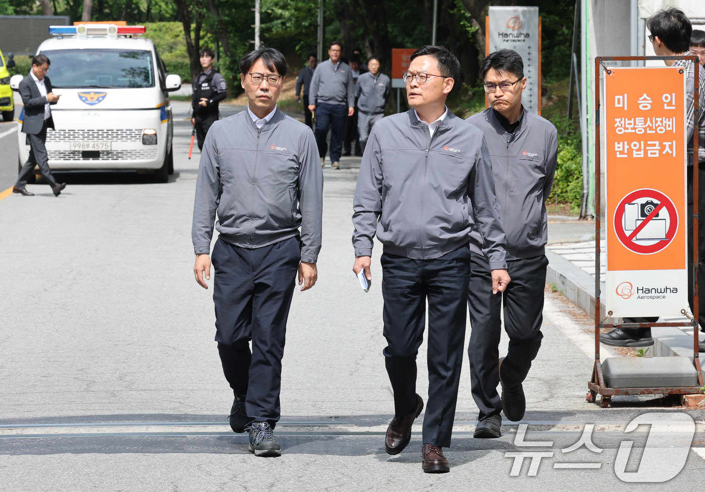 (대전=뉴스1) 김기태 기자 = 손재일 한화에어로스페이스 대표이사(가운데)가 1일 대전 유성구 외삼동 한화에어로스페이스 대전사업장 앞에서 화재로 7명의 사상자 발생한 사고와 관련 …