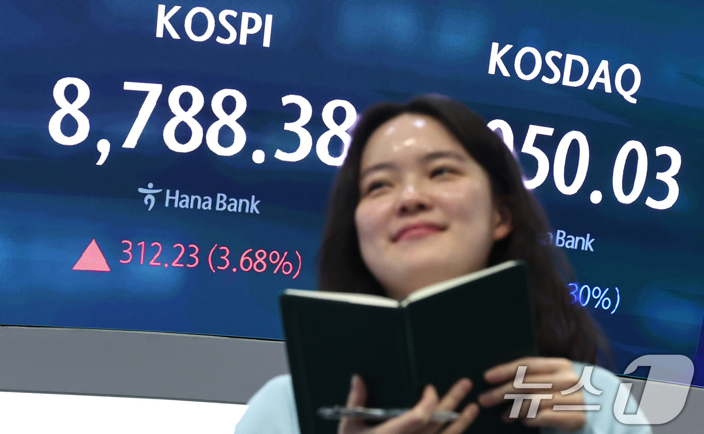 (서울=뉴스1) 구윤성 기자 = 1일 오후 서울 중구 하나은행 본점 딜링룸 전광판에 코스피 지수가 송출되고 있다. 이날 코스피는 전 거래일 보다 312.23포인트(3.68%) 오른 …