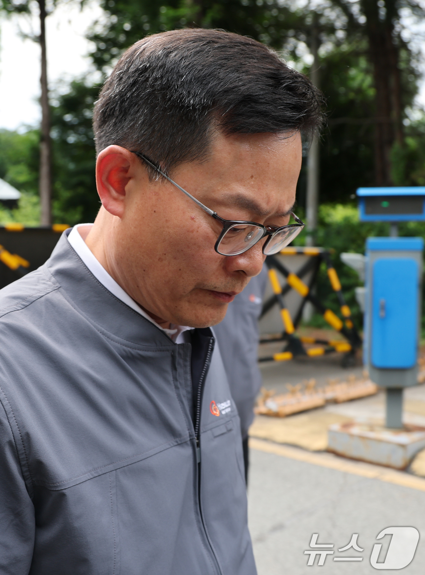 (대전=뉴스1) 김기태 기자 = 손재일 한화에어로스페이스 대표이사가 1일 대전 유성구 외삼동 한화에어로스페이스 대전사업장 앞에서 화재로 7명의 사상자 발생한 사고와 관련 브리핑을 …