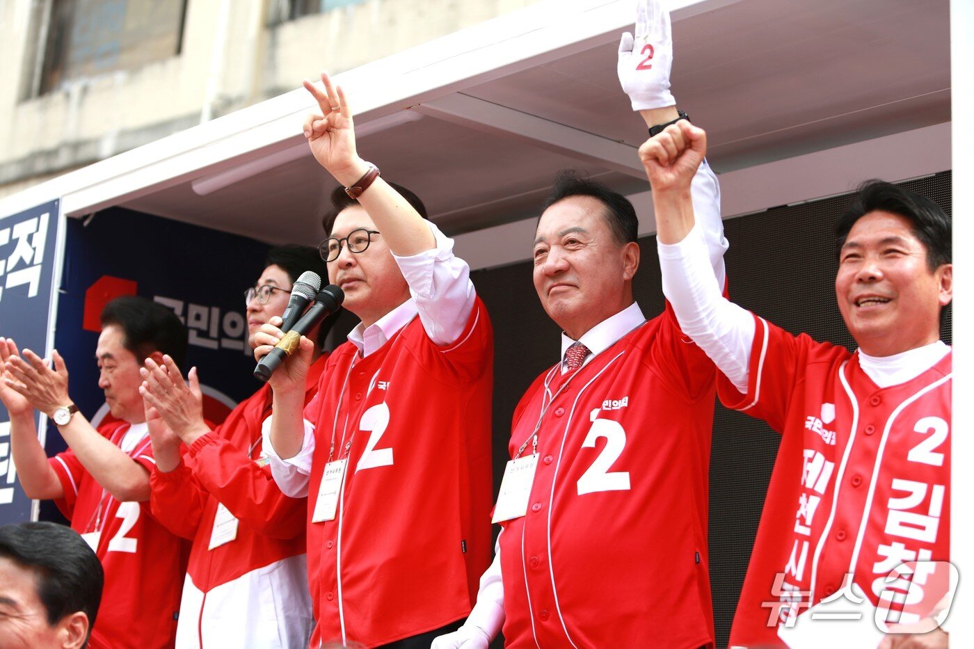 본문 이미지 - 주진우·이종배 국민의힘 의원, 신동욱 최고위원, 윤희근 충북도당 공동선대위원장, 김창규 제천시장 후보가 1일 제천에서 집중유세를 펼치고 있다. 2026.6.1/뉴스1