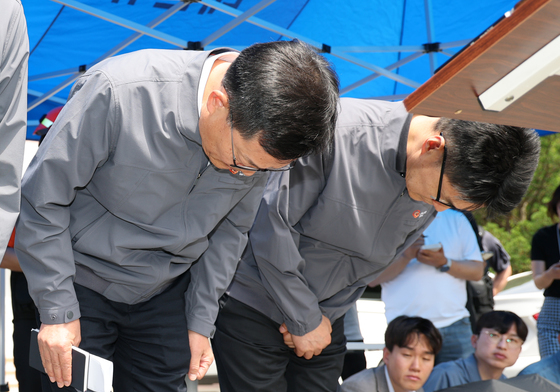 사과하는 한화에어로스페이스 대표이사