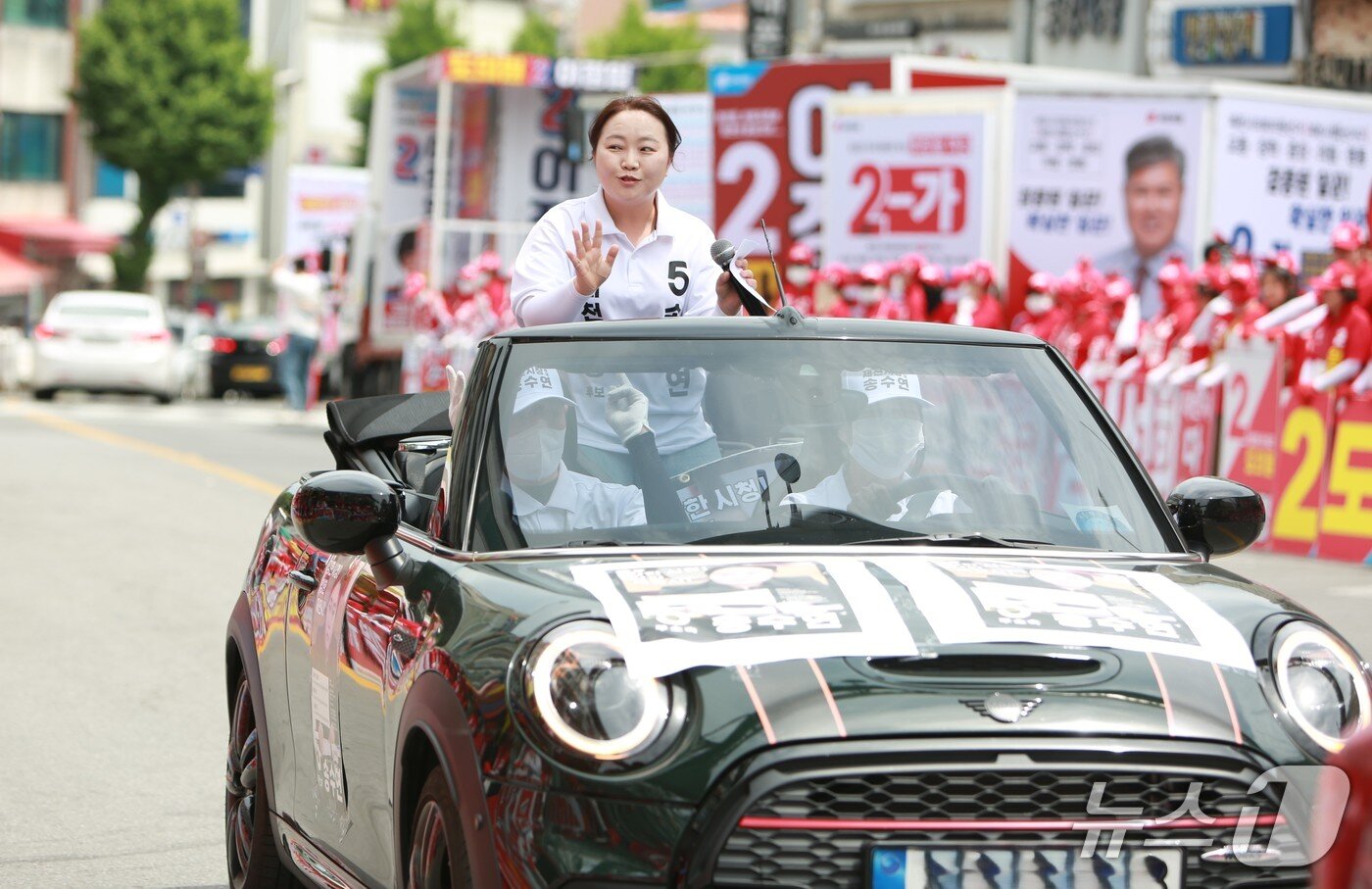 본문 이미지 -  무소속 송수연 후보가 1일 스포츠카를 타고 선거운동을 펼치고 있다. 2026.6.1/뉴스1