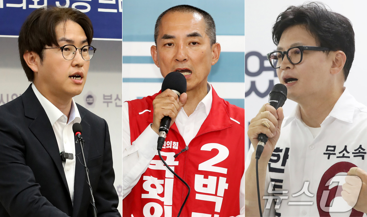(부산=뉴스1) 윤일지 기자 = 부산 북구갑 국회의원 후보들이 1일 기자회견을 열고 지지를 호소하고 있다. 이날 부산시의회 브리핑룸에서 기자회견하는 하정우 더불어민주당 후보(왼쪽부 …
