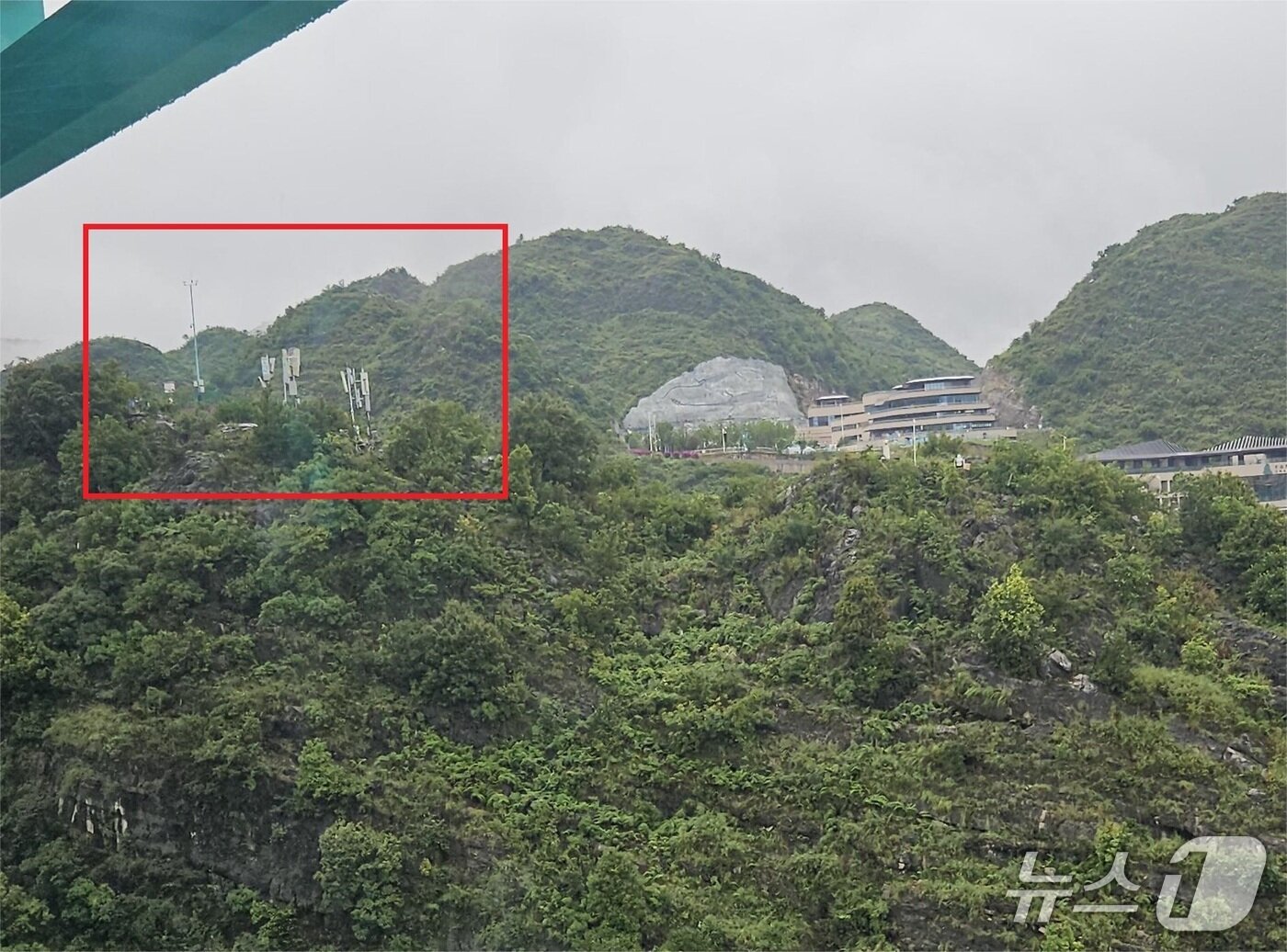 본문 이미지 - 화장협곡대교에서 바라본 절벽에 설치된 기지국 모습.