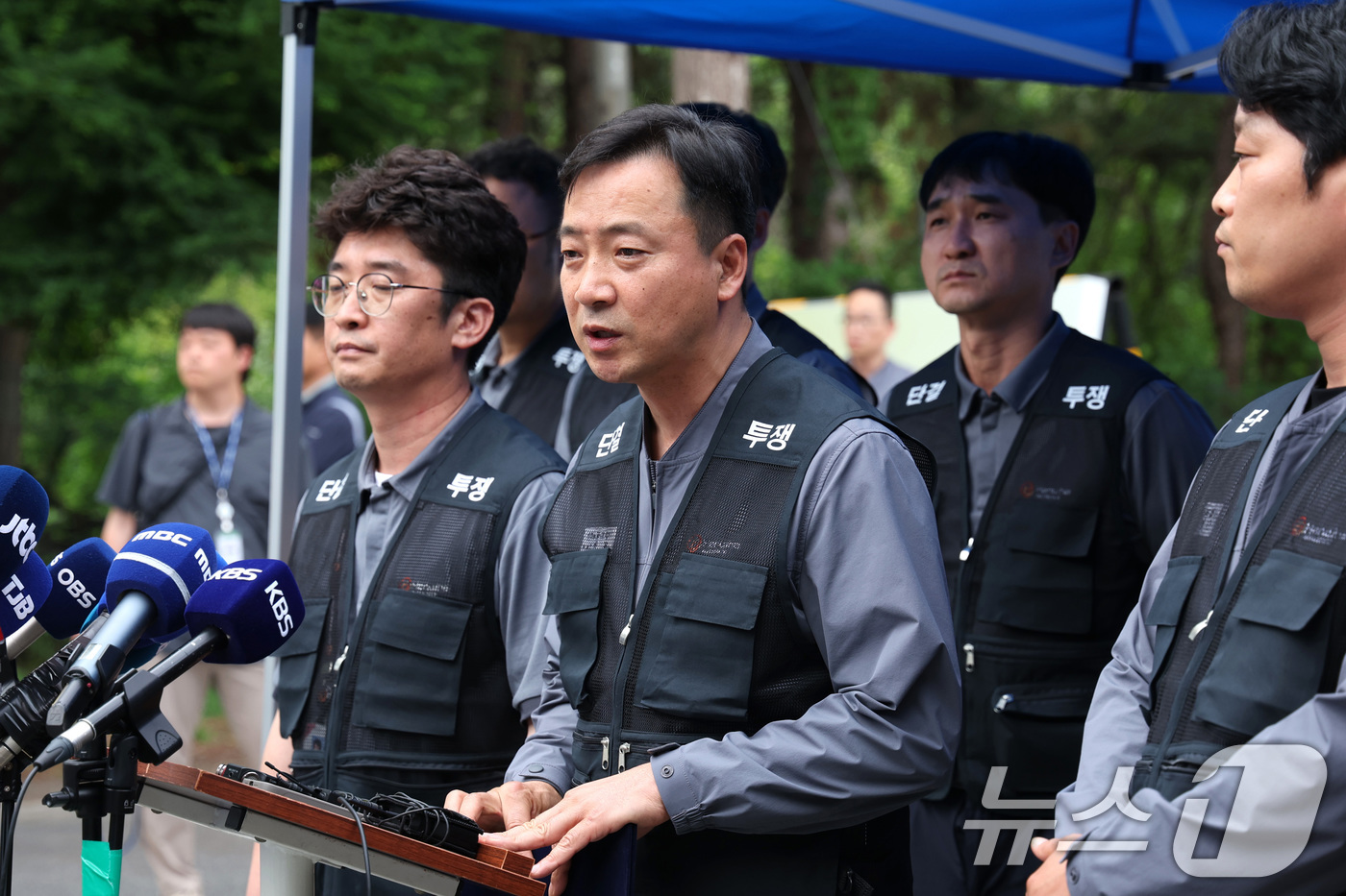 (대전=뉴스1) 신웅수 기자 = 허록 전국화학연맹 한화노조 위원장이 1일 폭발 화재가 발생한 대전 유성구 한화에어로스페이스 대전사업장에서 입장문을 발표하고 있다. 2026.6.1/ …