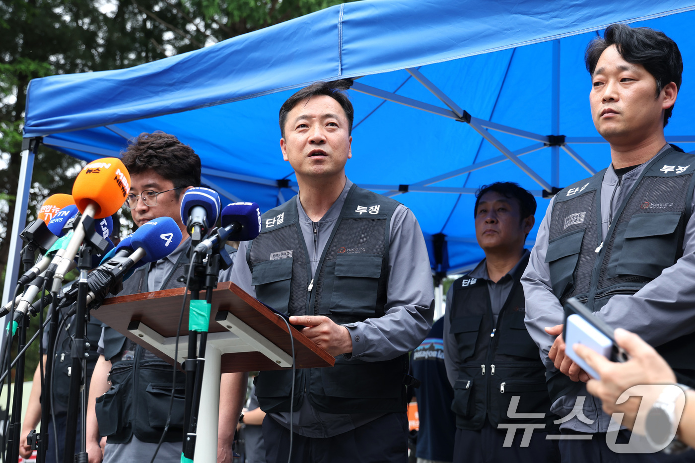 (대전=뉴스1) 신웅수 기자 = 허록 전국화학연맹 한화노조 위원장이 1일 폭발 화재가 발생한 대전 유성구 한화에어로스페이스 대전사업장에서 입장문을 발표하고 있다. 2026.6.1/ …