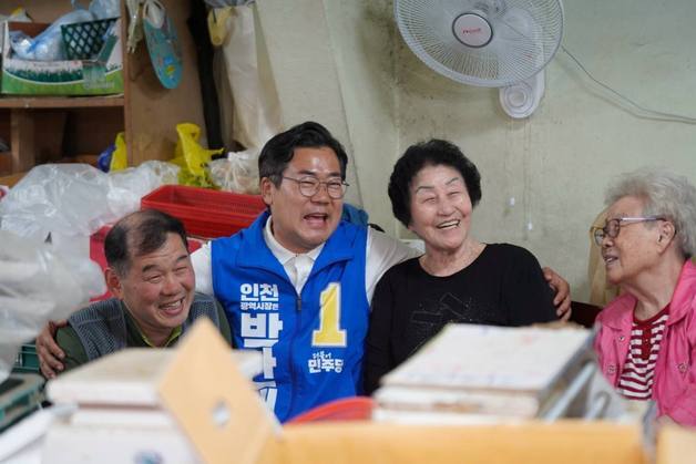 "먹고사는 문제, 누구보다 잘 안다"…시장 민심 훑는 박찬대