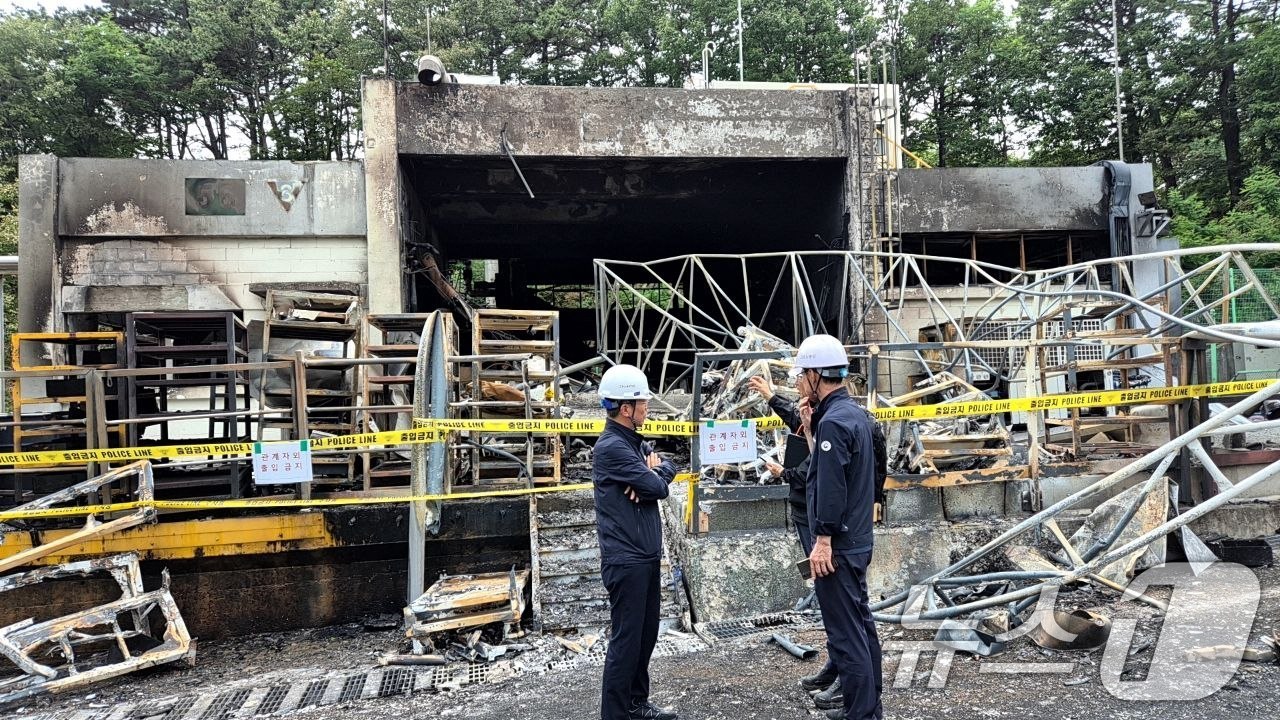 (서울=뉴스1) = 김영훈 고용노동부 장관이 1일 폭발 사고가 발생한 한화에어로스페이스 대전공장 현장을 방문, 노동부 관계자들에게 사고 원인 조사 관련 당부를 하고 있다. (고용노 …