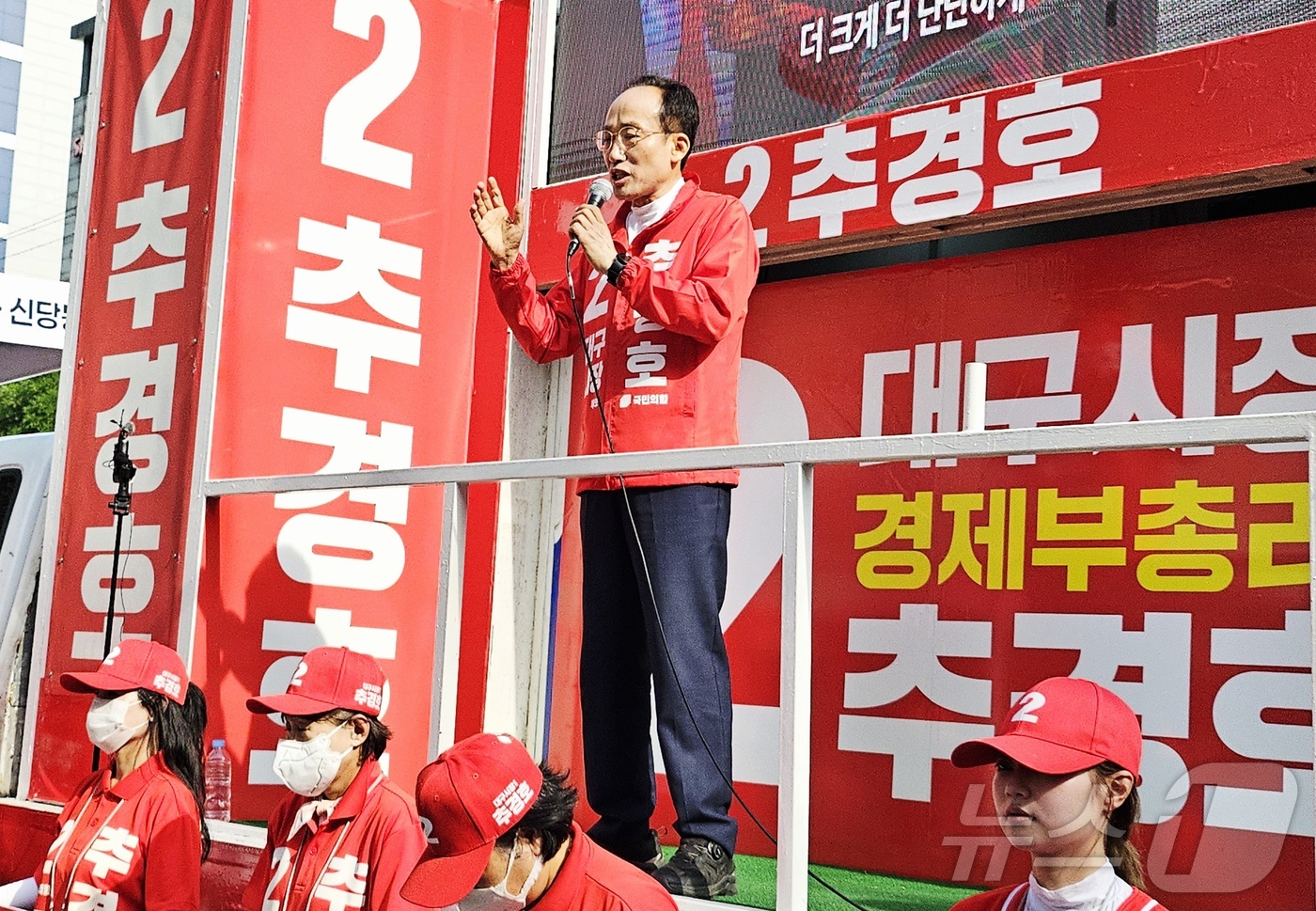 (대구=뉴스1) 남승렬 기자 = 추경호 국민의힘 대구시장 후보가 지방선거 본 투표를 이틀 앞둔 1일 오후 대구 달서구 이곡동 월요시장 앞에서 지지를 호소하며 발언하고 있다. 202 …