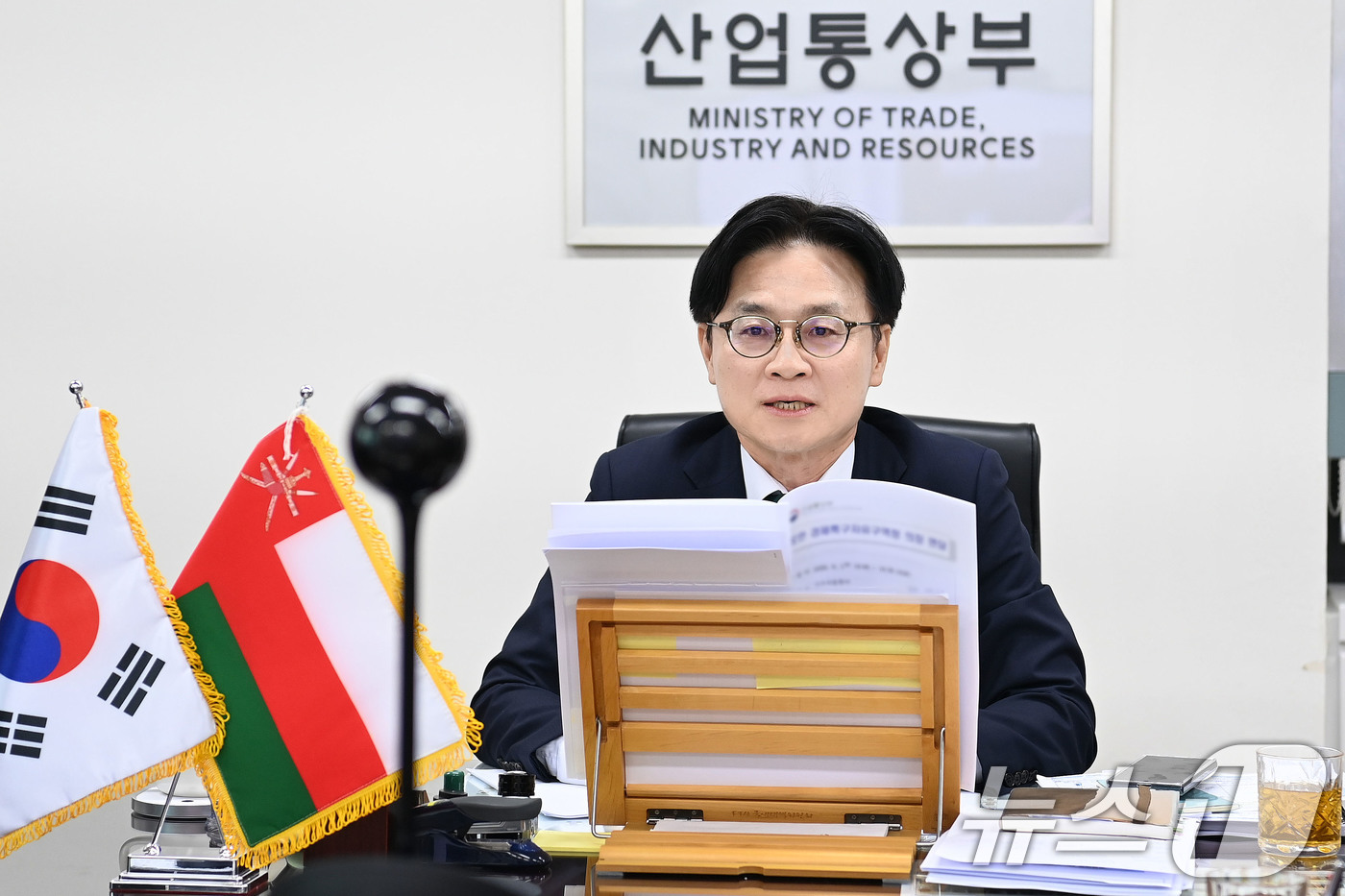 (서울=뉴스1) = 김정관 산업통상부 장관이 1일 오후 서울 종로구 정부서울청사 집무실에서 까이스 빈 모하메드 알 유세프 오만 경제특구자유구역청 의장과 화상 면담을 하고 있다. ( …