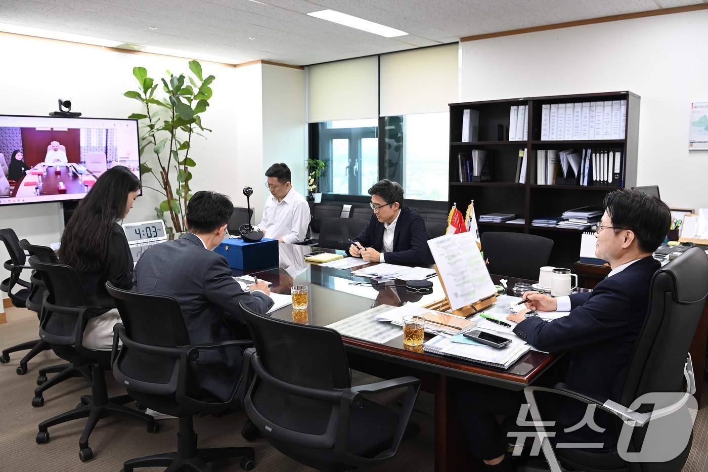 (서울=뉴스1) = 김정관 산업통상부 장관이 1일 오후 서울 종로구 정부서울청사 집무실에서 까이스 빈 모하메드 알 유세프 오만 경제특구자유구역청 의장과 화상 면담을 하고 있다. ( …