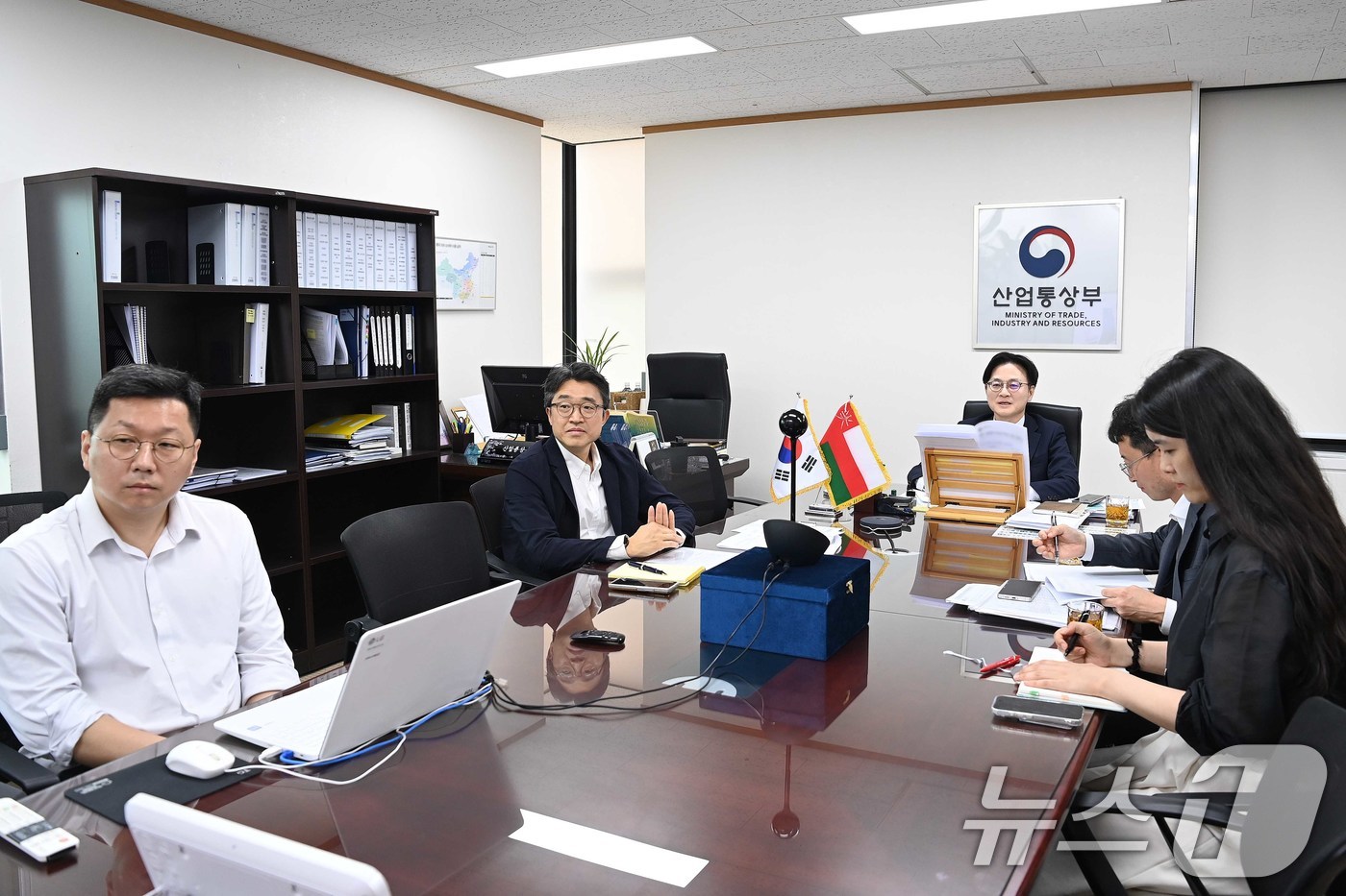 (서울=뉴스1) = 김정관 산업통상부 장관이 1일 오후 서울 종로구 정부서울청사 집무실에서 까이스 빈 모하메드 알 유세프 오만 경제특구자유구역청 의장과 화상 면담을 하고 있다. ( …