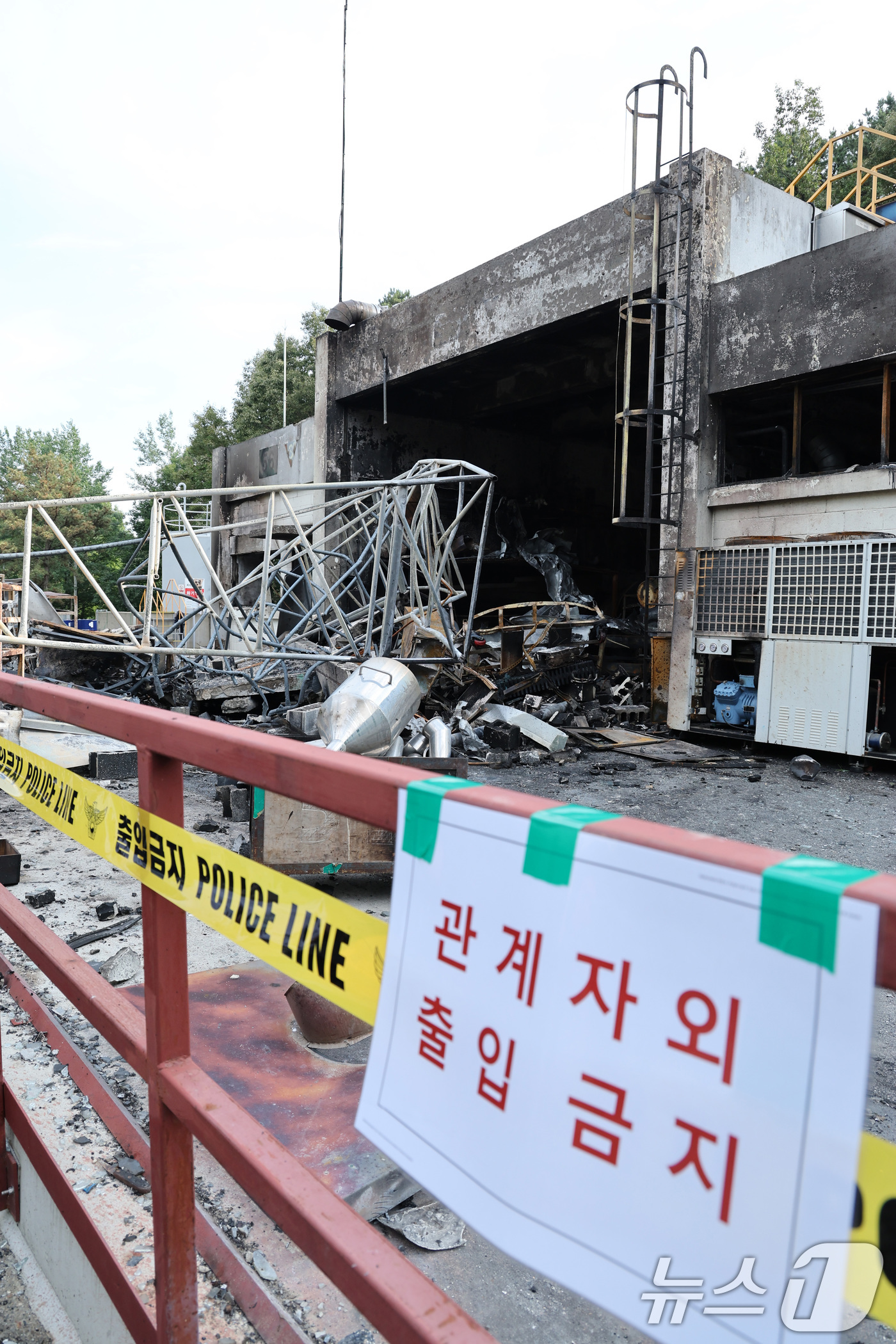 (대전=뉴스1) 신웅수 기자 = 1일 폭발 사고가 발생한 대전 유성구 한화에어로스페이스 대전사업장이 통제되고 있다. 2026.6.1/뉴스1