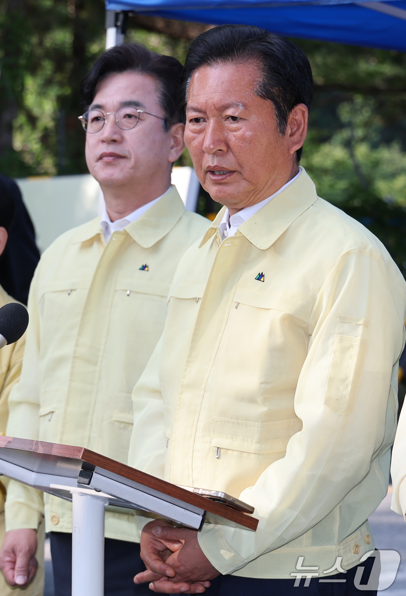 (대전=뉴스1) 김기태 기자 = 정청래 더불어민주당 대표가 1일 대전 유성구 외삼동 한화에어로스페이스 대전사업장 앞에서 화재로 7명의 사상자 발생한 사고 관련 입장을 밝히고 있다. …