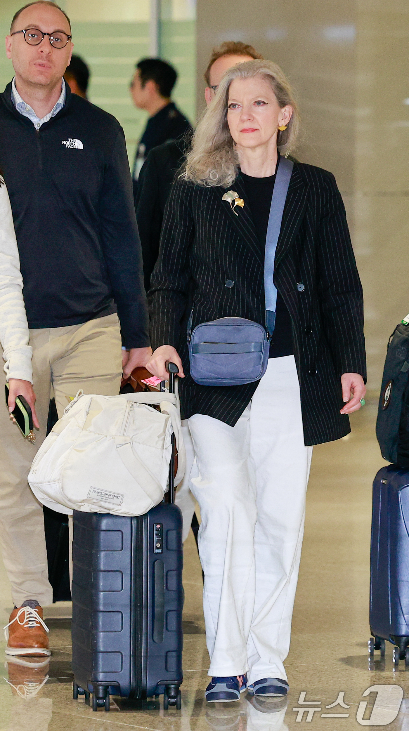 (인천공항=뉴스1) 안은나 기자 = 앨리슨 후커(Allison Hooker) 미국 국무부 정무차관을 비롯한 미국측 대표단이 1일 오후 인천국제공항 2터미널을 통해 입국하고 있다.후 …