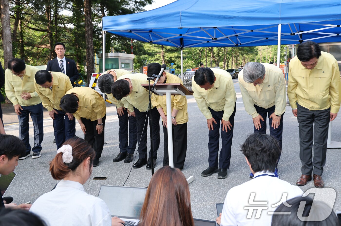 본문 이미지 - 정청래 더불어민주당 대표가 1일 대전 유성구 외삼동 한화에어로스페이스 대전사업장 앞에서 화재로 7명의 사상자 발생한 사고 관련 입장을 밝힌 뒤 허리숙여 사죄하고 있다. 2026.6.1 ⓒ 뉴스1 김기태 기자