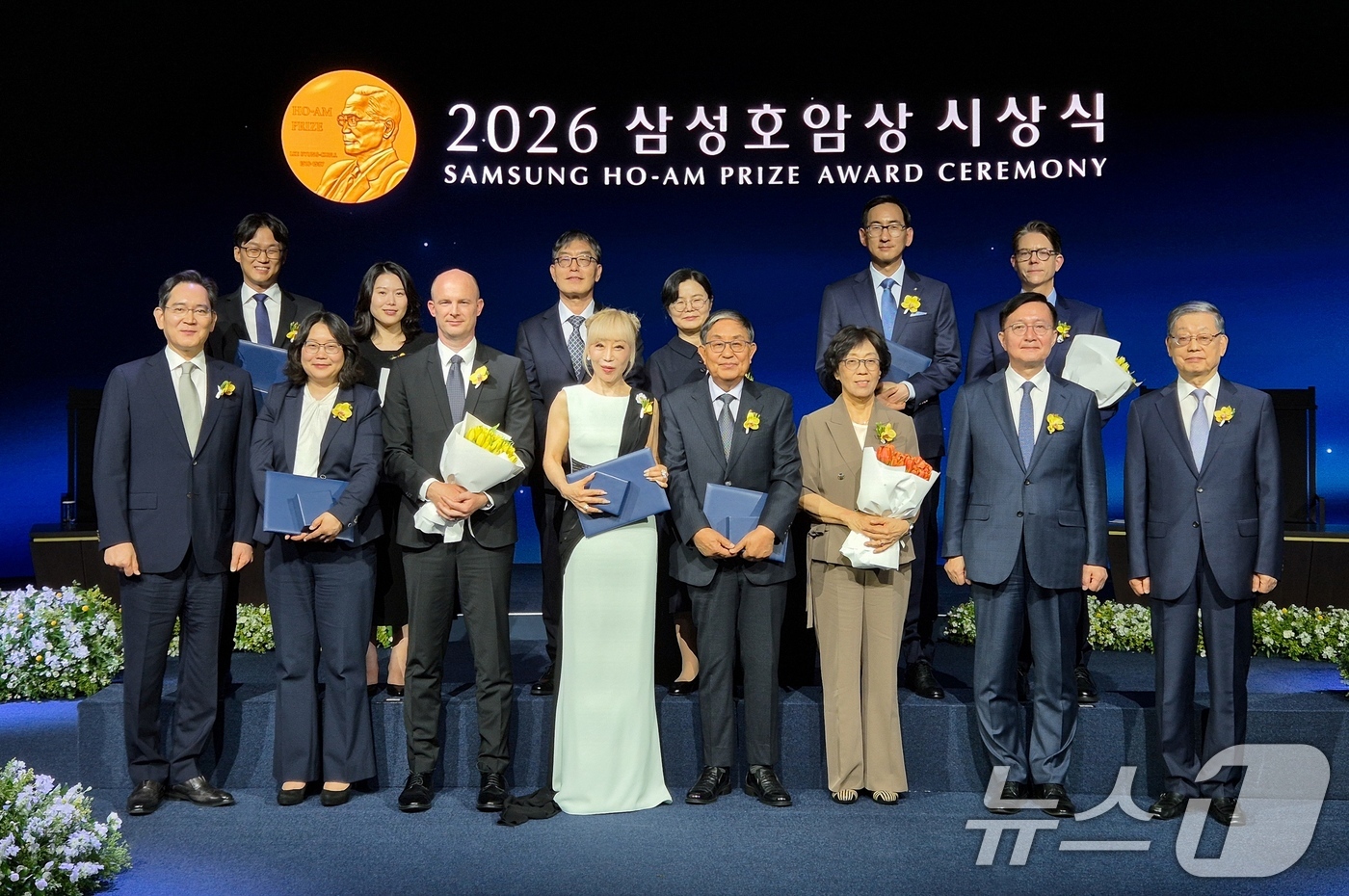 (서울=뉴스1) = 이재용 삼성전자 회장, 김황식 호암재단 이사장이 삼성호암상 수상자를 비롯한 참석자들과 1일 서울신라호텔 다이너스티홀에서 열린 ‘2026 삼성호암상 시상식’에서 …