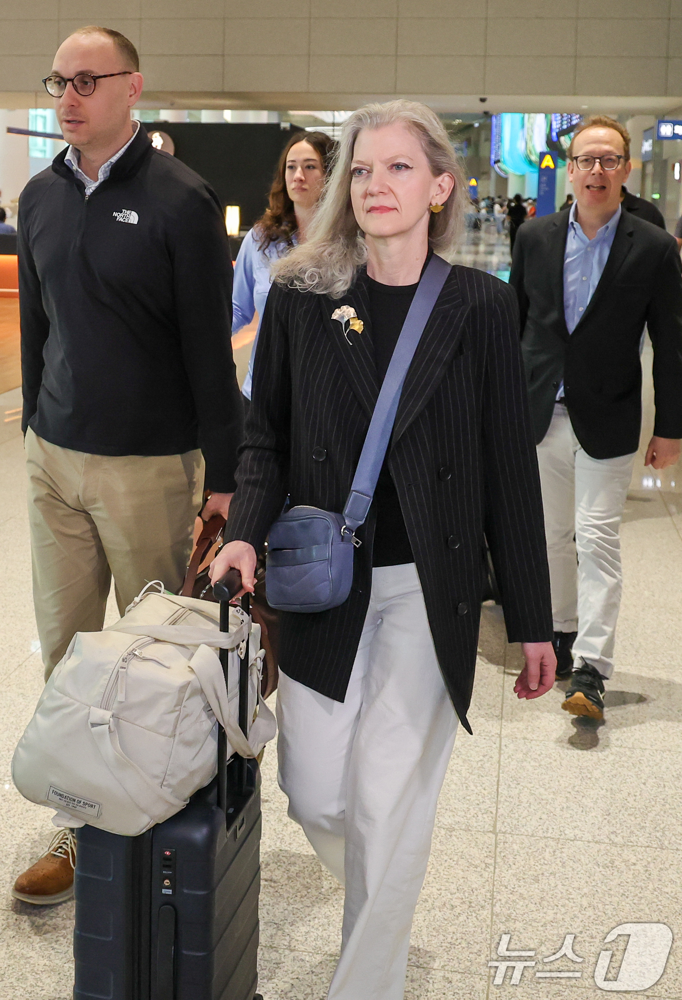(인천공항=뉴스1) 안은나 기자 = 앨리슨 후커(Allison Hooker) 미국 국무부 정무차관을 비롯한 미국측 대표단이 1일 오후 인천국제공항 2터미널을 통해 입국하고 있다.후 …