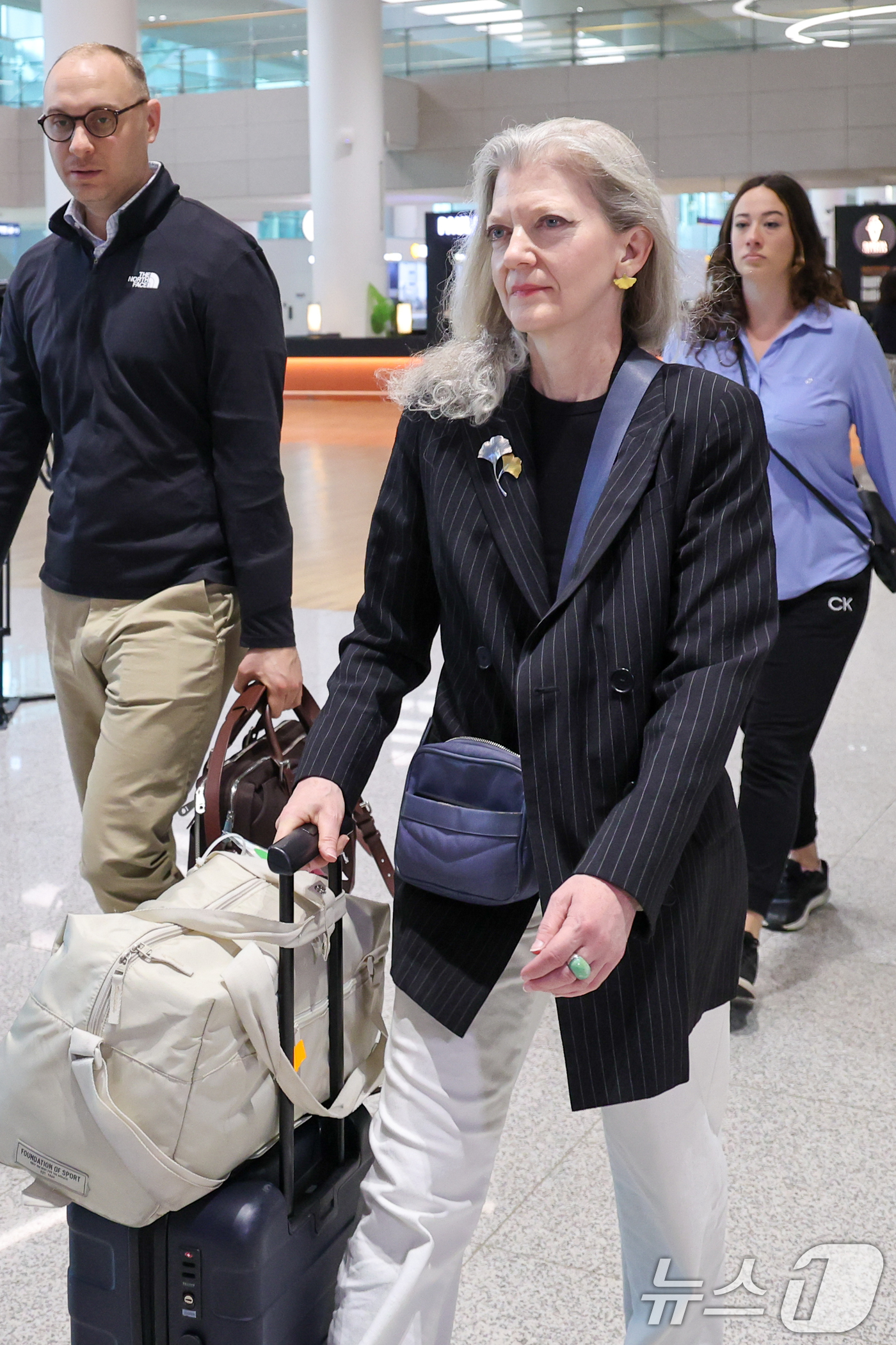 (인천공항=뉴스1) 안은나 기자 = 앨리슨 후커(Allison Hooker) 미국 국무부 정무차관을 비롯한 미국측 대표단이 1일 오후 인천국제공항 2터미널을 통해 입국하고 있다.후 …